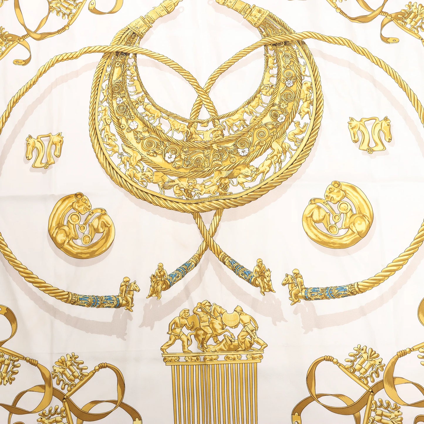 Hermès Carré 90 „LES CAVALIERS D'OR“ Seidentaschentuch in Weiß