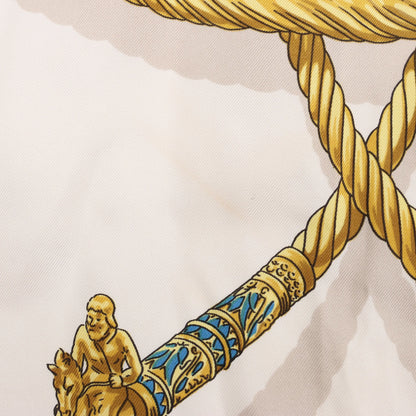 Hermès Carré 90 „LES CAVALIERS D'OR“ Seidentaschentuch in Weiß