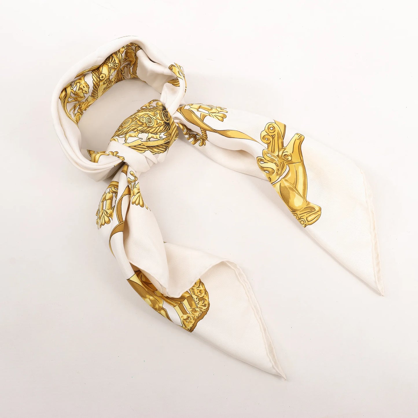 Hermès Carré 90 „LES CAVALIERS D'OR“ Seidentaschentuch in Weiß