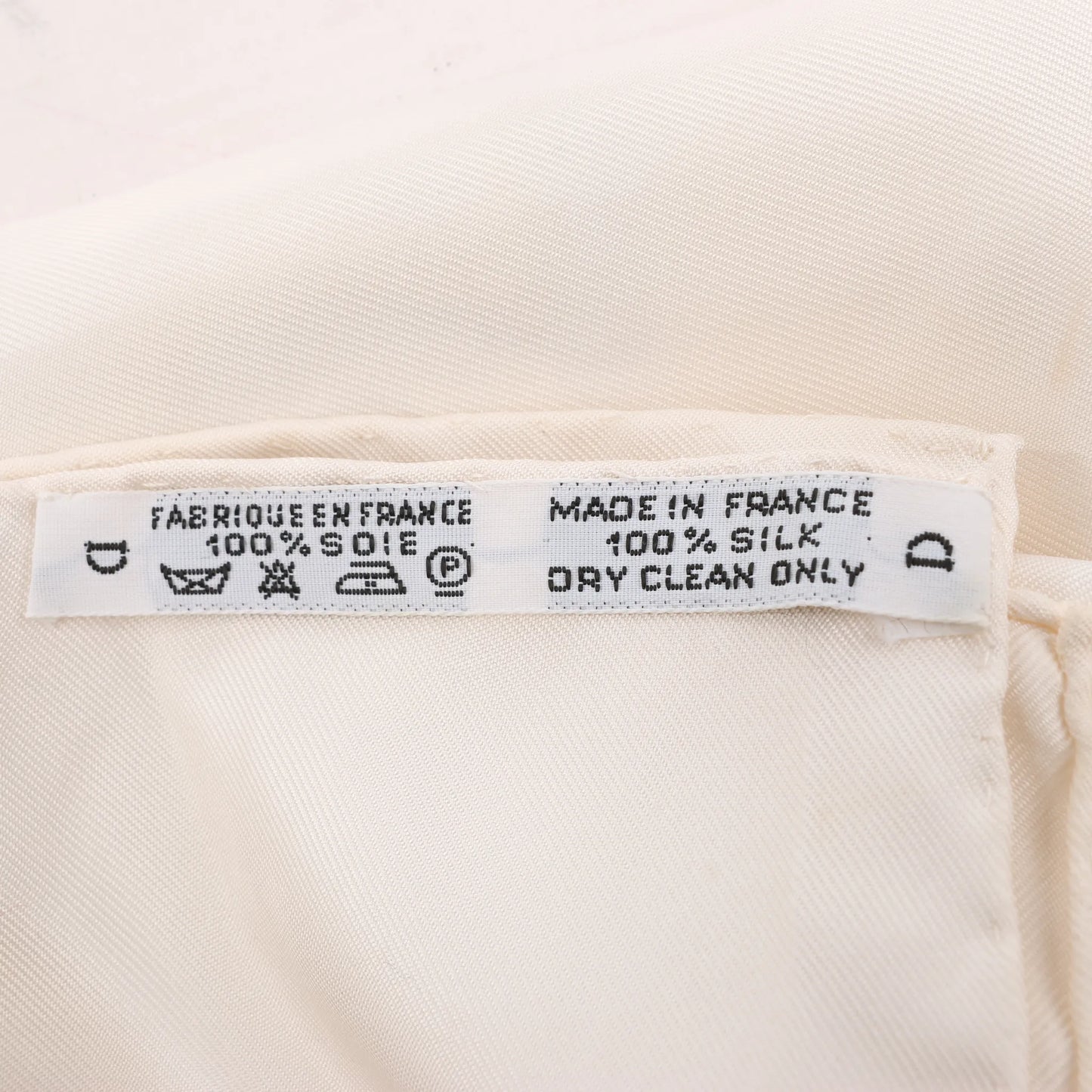 Hermès Carré 90 „LES CAVALIERS D'OR“ Seidentaschentuch in Weiß