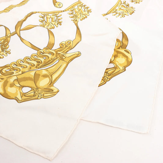 Hermès Carré 90 „LES CAVALIERS D'OR“ Seidentaschentuch in Weiß