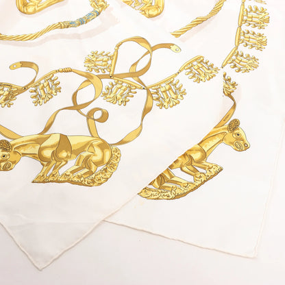 Hermès Carré 90 „LES CAVALIERS D'OR“ Seidentaschentuch in Weiß