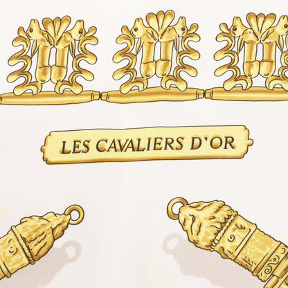 Hermès Carré 90 „LES CAVALIERS D'OR“ Seidentaschentuch in Weiß