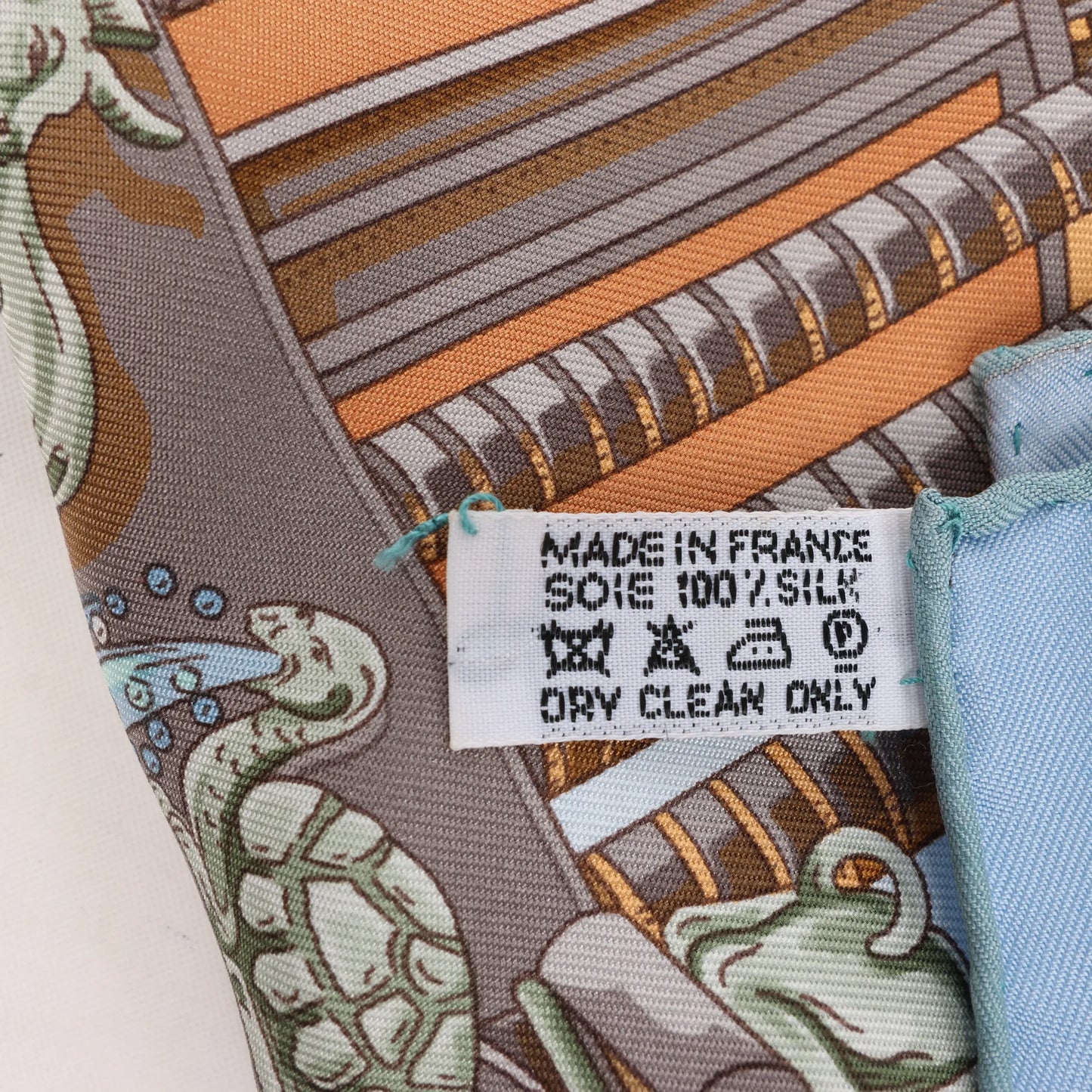 Hermès Carré 90 „LES RIVIERES DE BABEL“ Seidentaschentuch in Blau