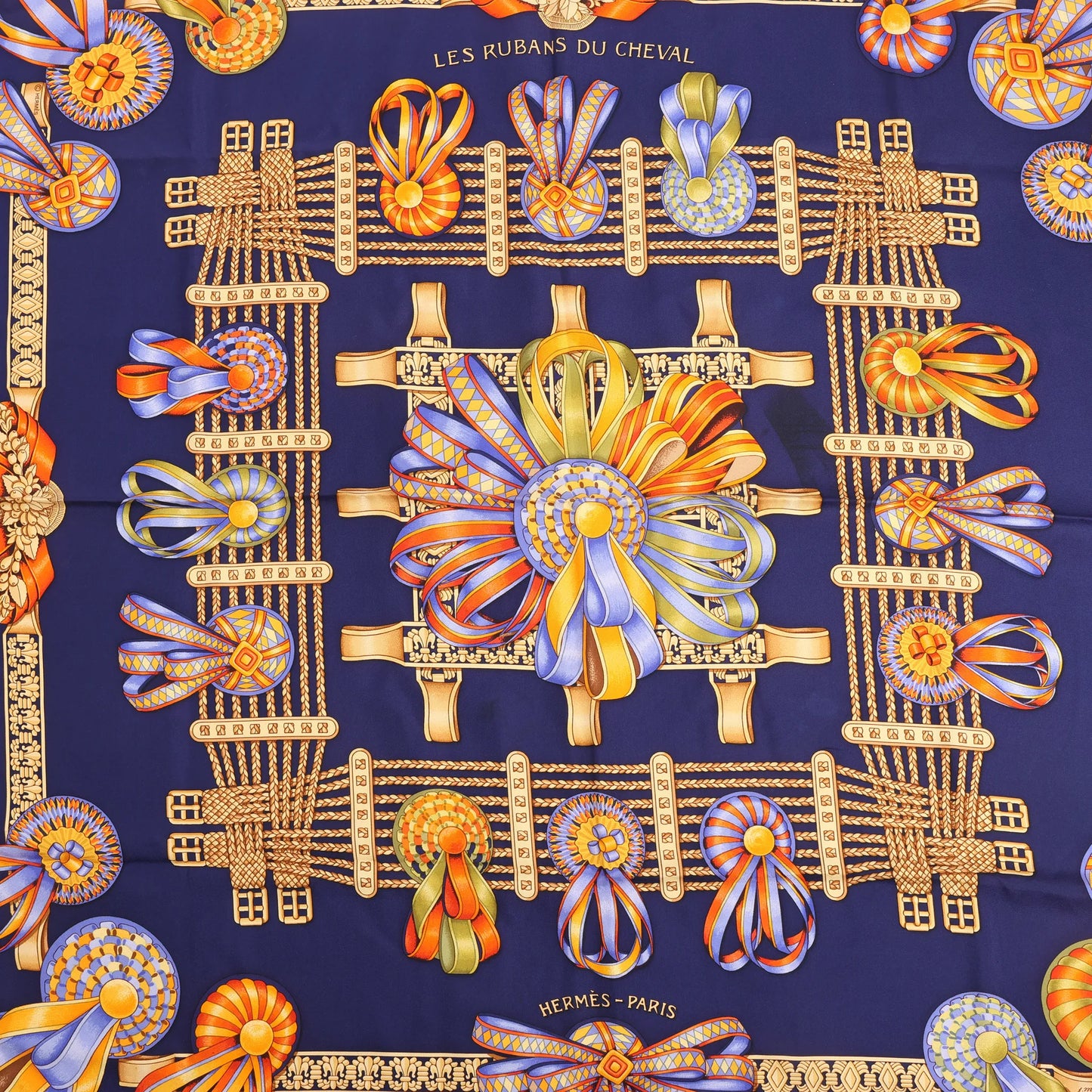 Hermès Carré 90 "LES RUBANS DU CHEVAL" Mouchoir en Soie Bleu Marine