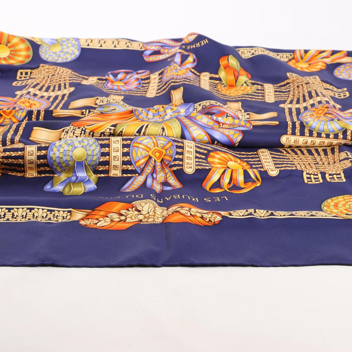 Hermès Carré 90 "LES RUBANS DU CHEVAL" Mouchoir en Soie Bleu Marine