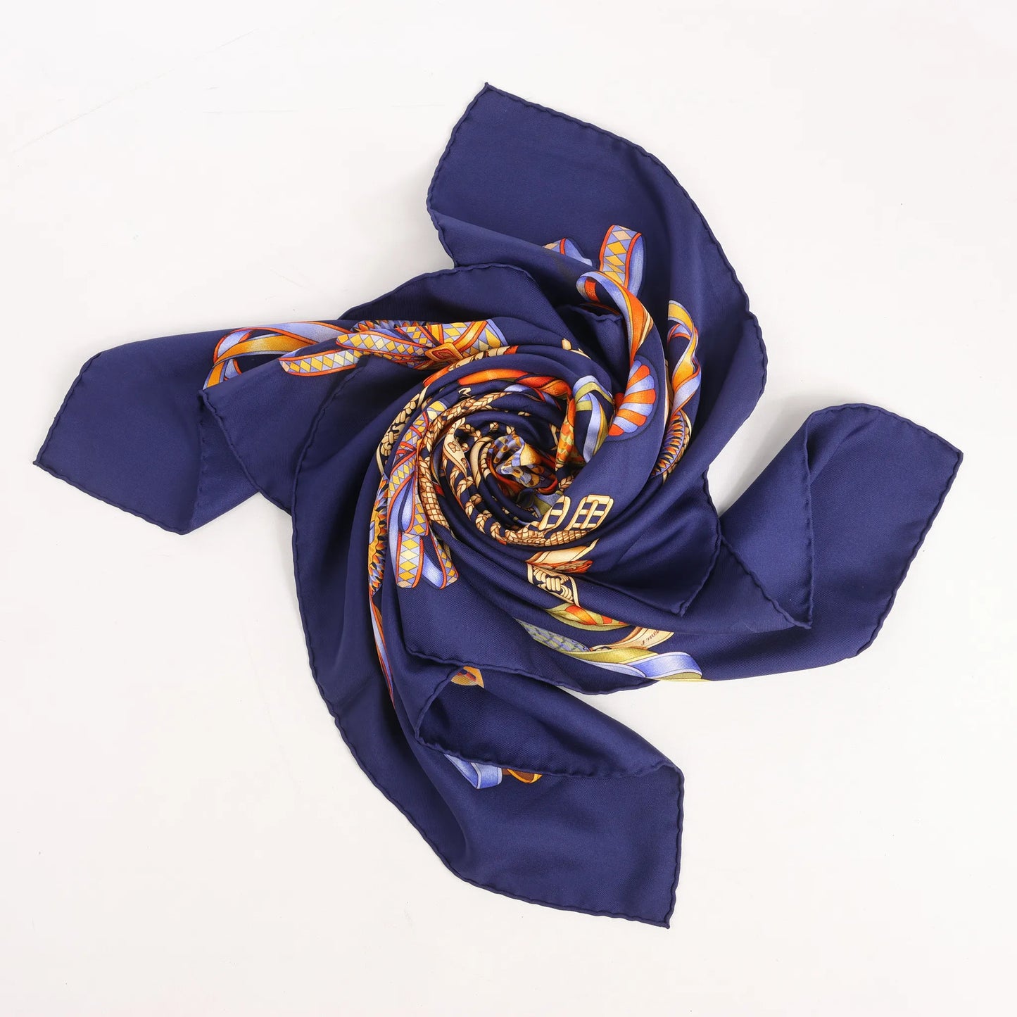 Hermès Carré 90 "LES RUBANS DU CHEVAL" Mouchoir en Soie Bleu Marine