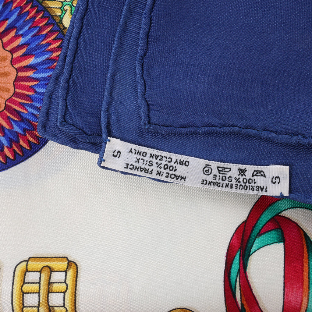 Hermès Carré 90 "LES RUBANS DU CHEVAL" Pañuelo de seda en Azul Marino