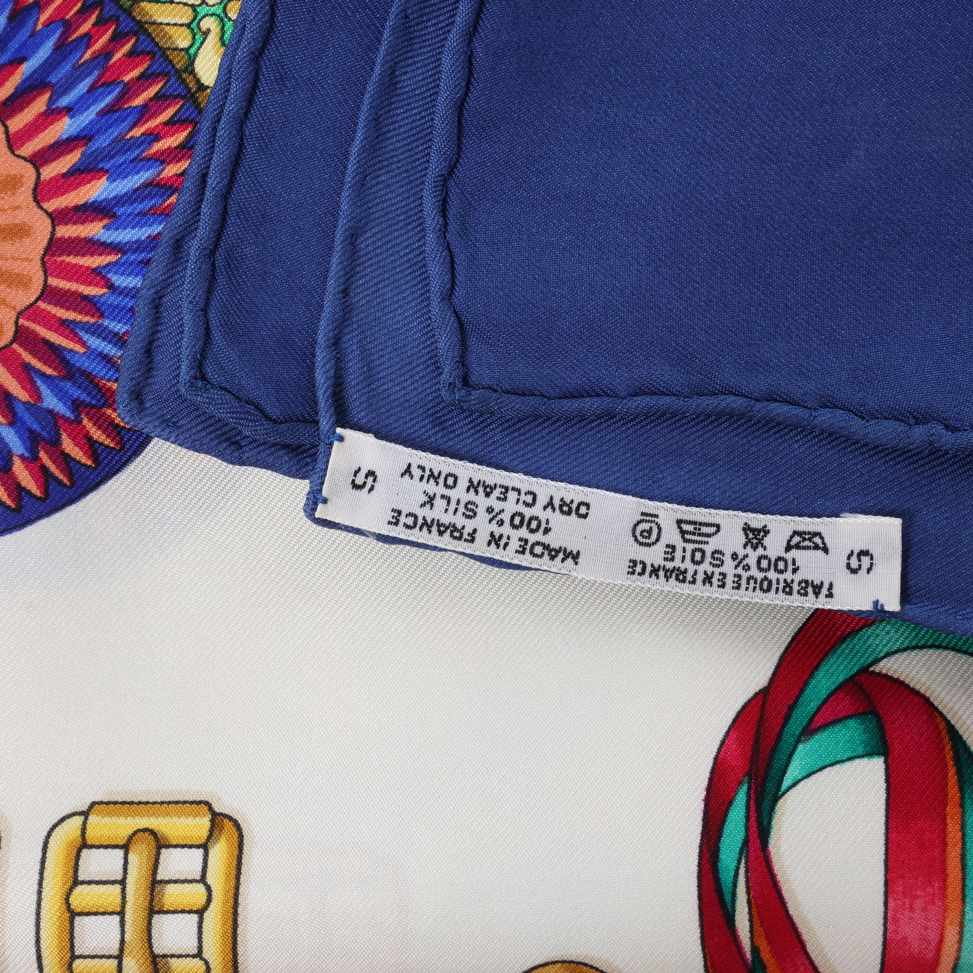Hermès Carré 90 "LES RUBANS DU CHEVAL" Pañuelo de seda en Azul Marino