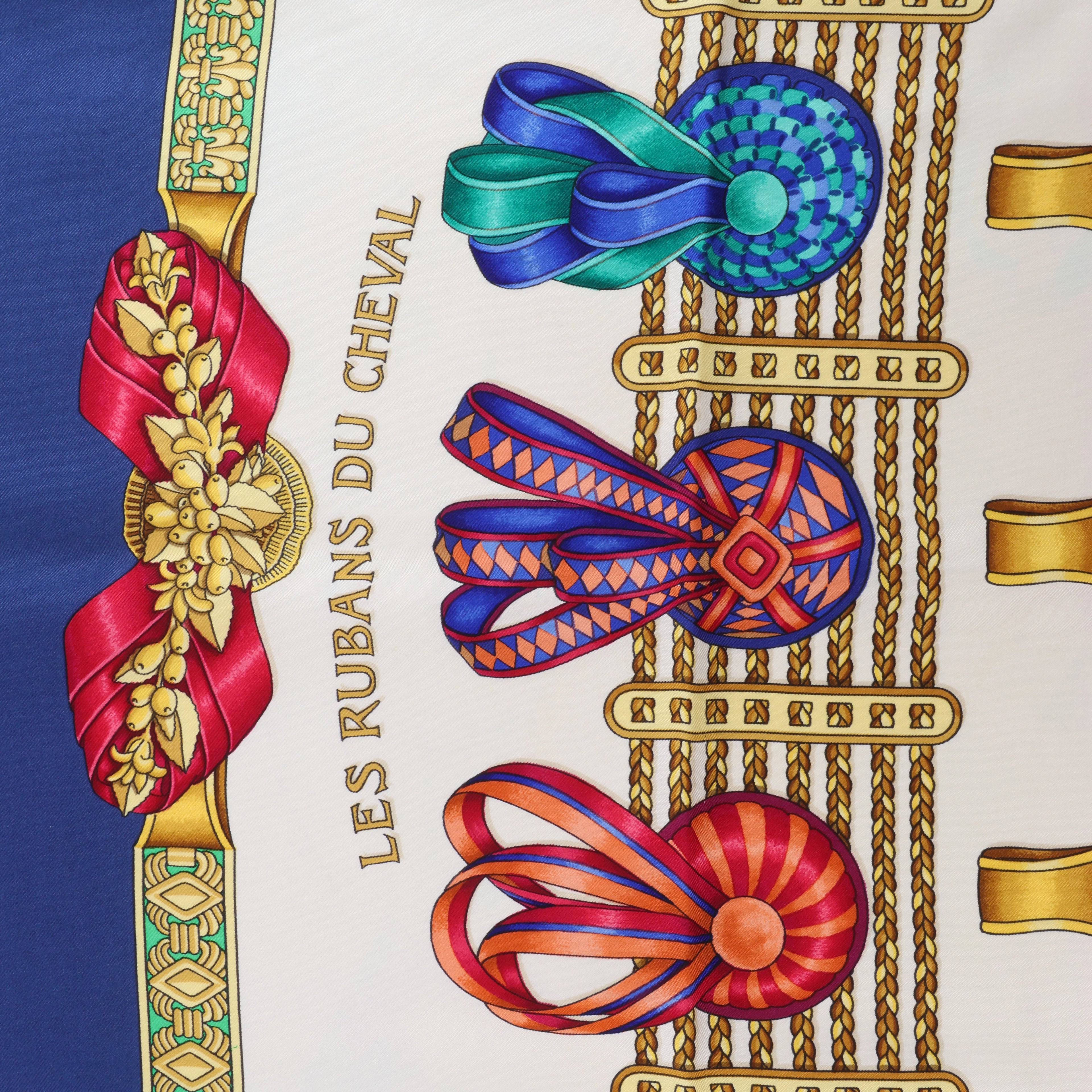 Hermès Carré 90 "LES RUBANS DU CHEVAL" Pañuelo de seda en Azul Marino