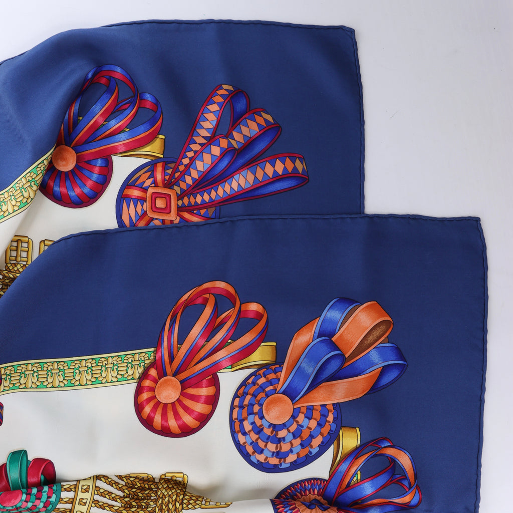 Hermès Carré 90 "LES RUBANS DU CHEVAL" Pañuelo de seda en Azul Marino