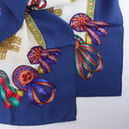 Hermès Carré 90 "LES RUBANS DU CHEVAL" Pañuelo de seda en Azul Marino