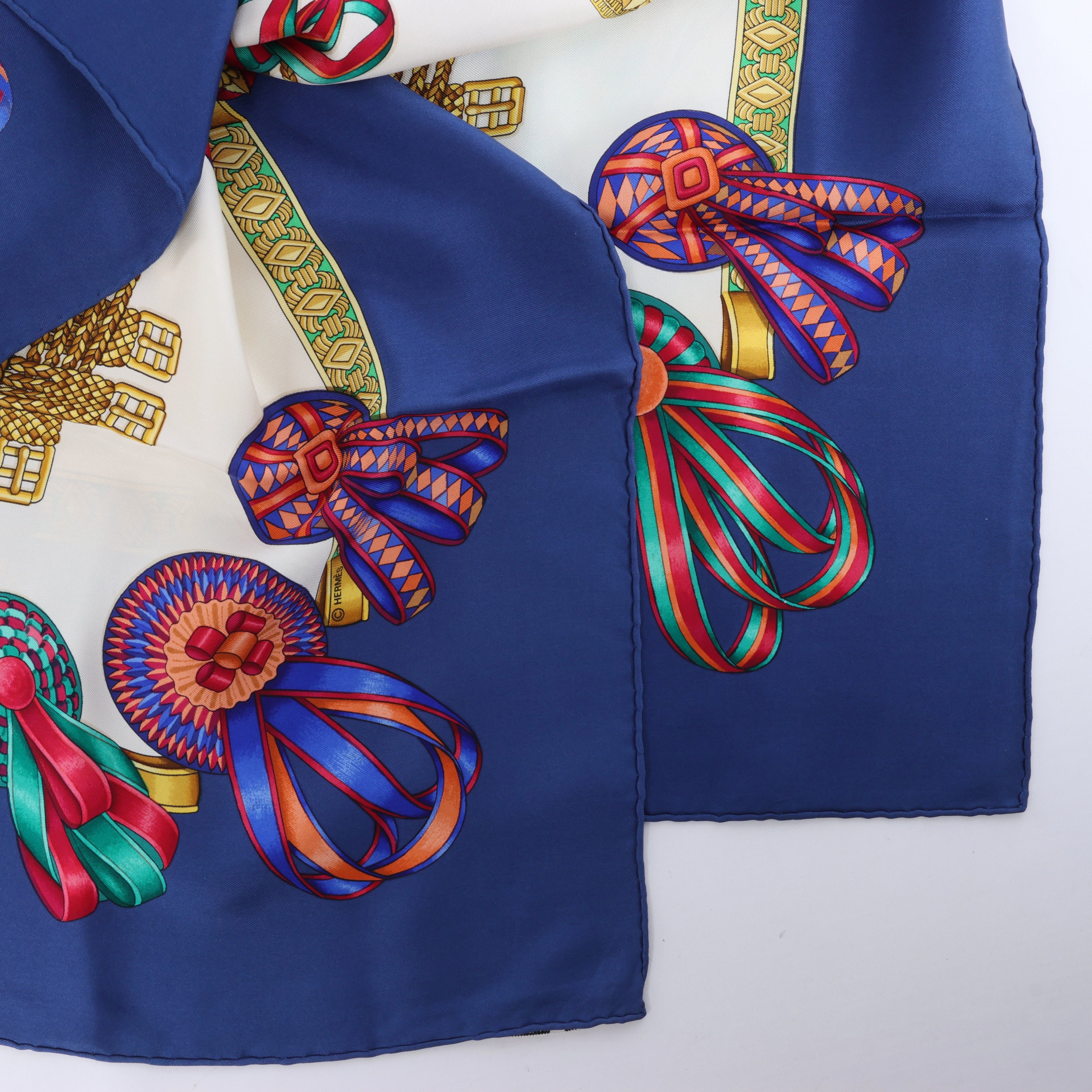 Hermès Carré 90 "LES RUBANS DU CHEVAL" Pañuelo de seda en Azul Marino