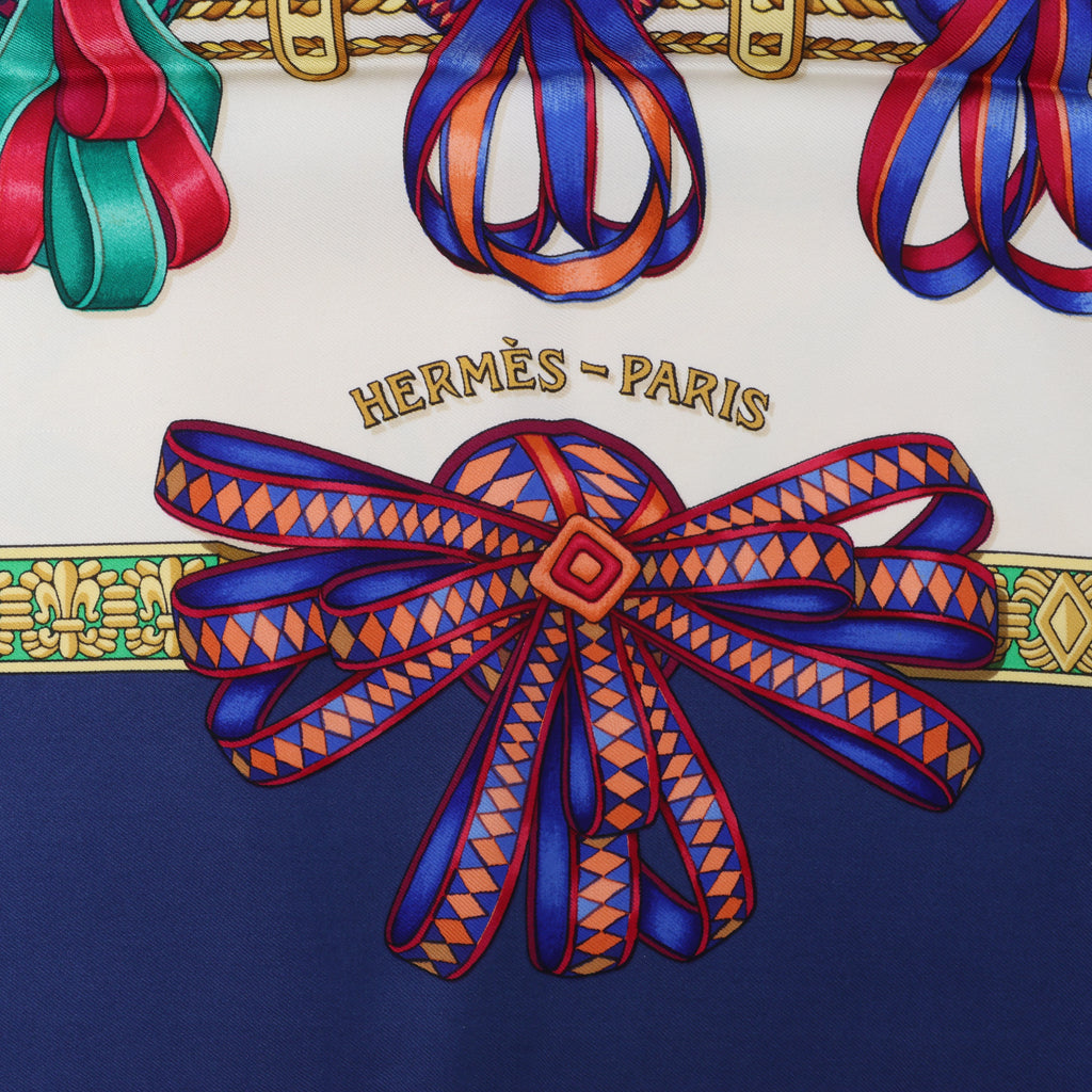Hermès Carré 90 "LES RUBANS DU CHEVAL" Pañuelo de seda en Azul Marino