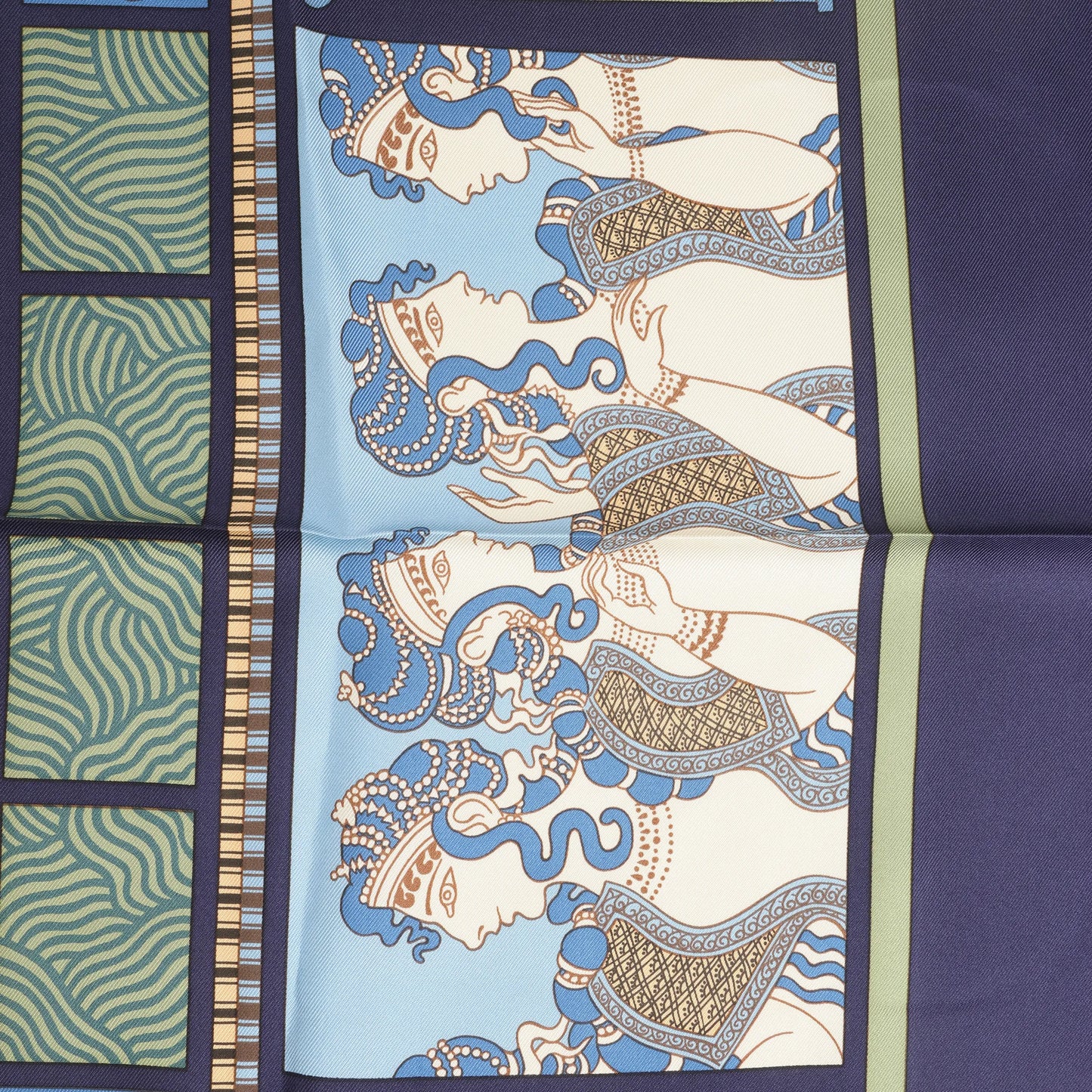 Hermès Carré 90 "LES SECRETS DE MINOS" Mouchoir en Soie Bleu Marine