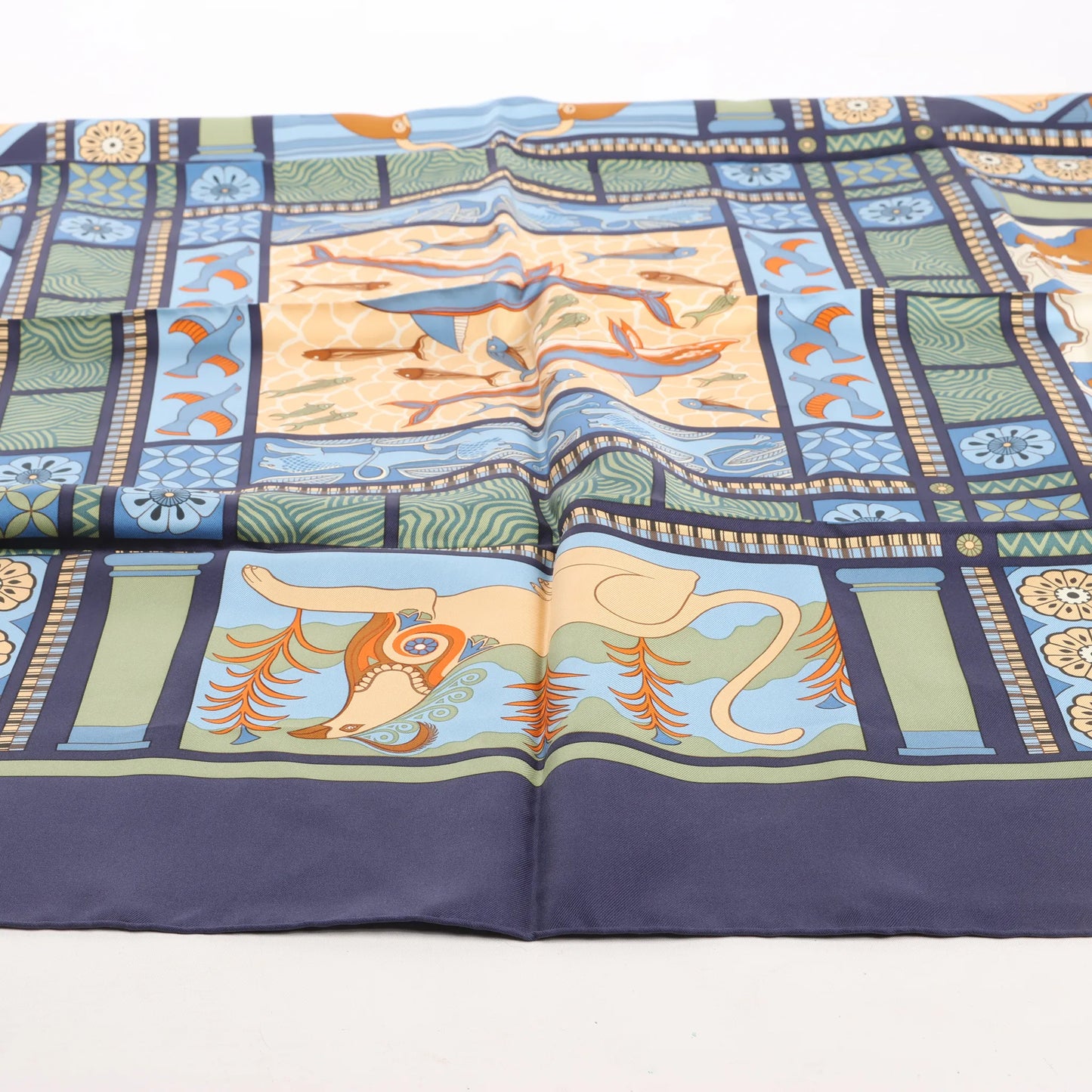 Hermès Carré 90 "LES SECRETS DE MINOS" Mouchoir en Soie Bleu Marine