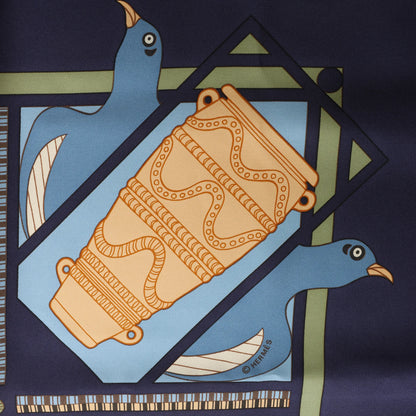 Hermès Carré 90 "LES SECRETS DE MINOS" Mouchoir en Soie Bleu Marine