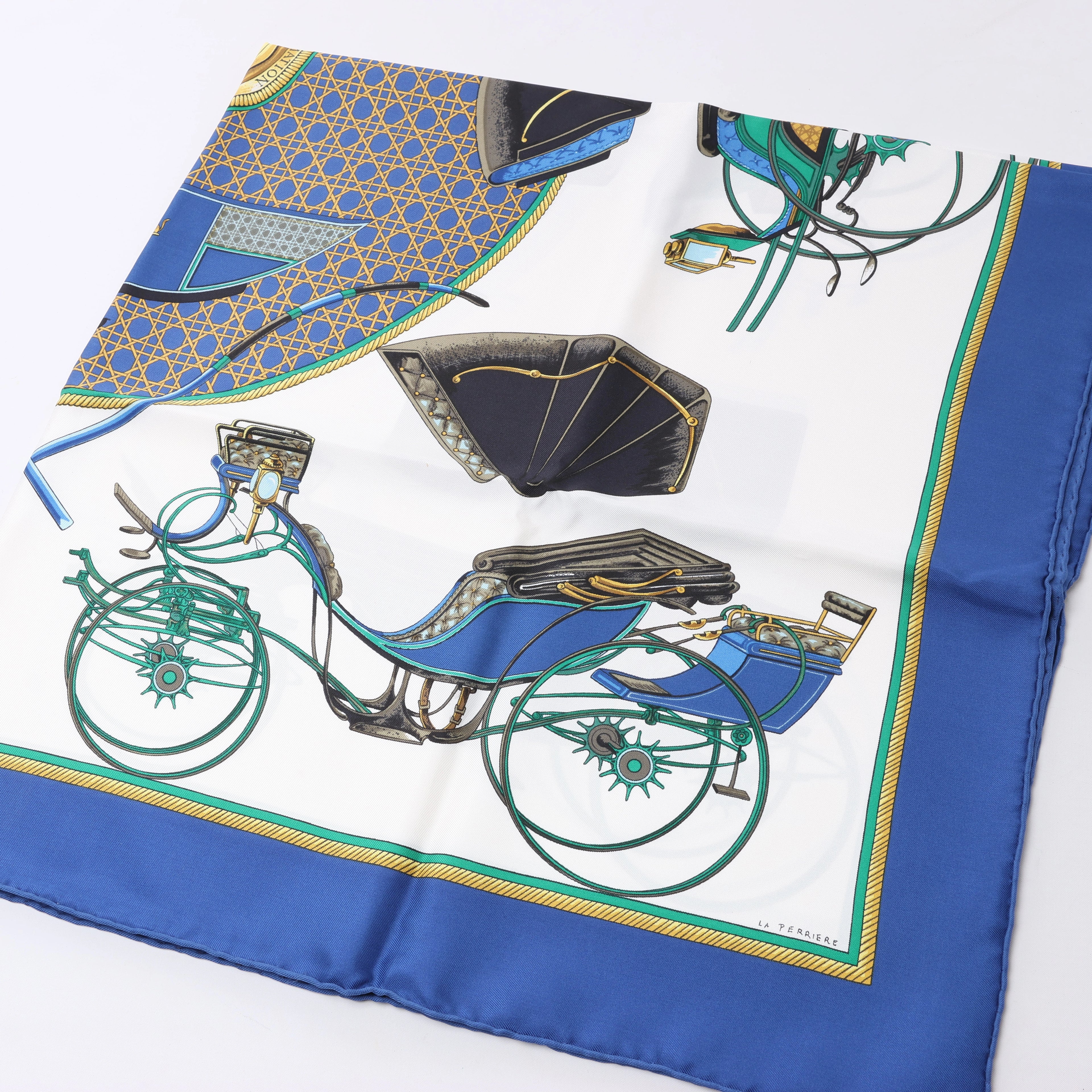 Pañuelo de seda Hermès Carré 90 "LES VOITURES A TRANSFORMATION" en azul