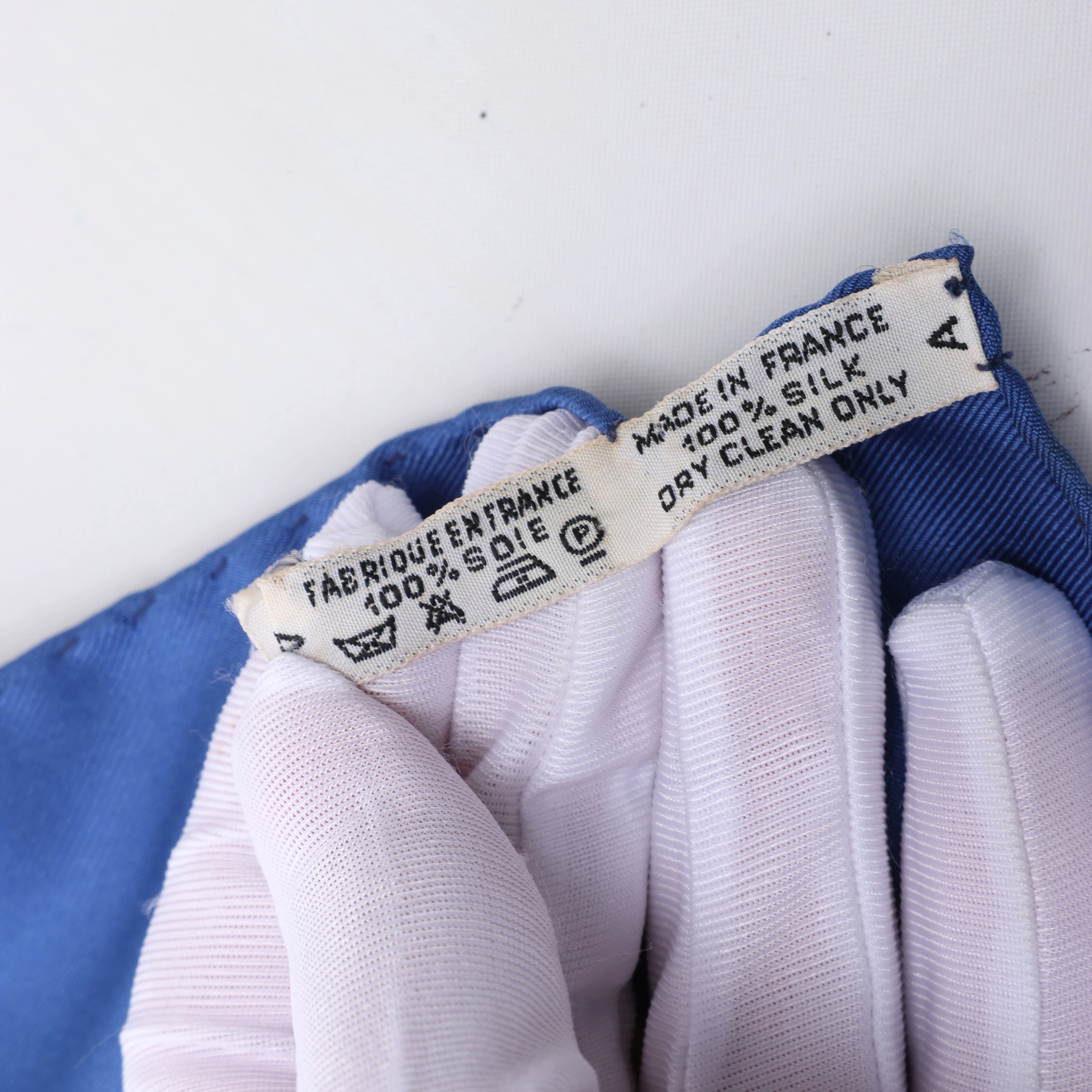 Pañuelo de seda Hermès Carré 90 "LES VOITURES A TRANSFORMATION" en azul