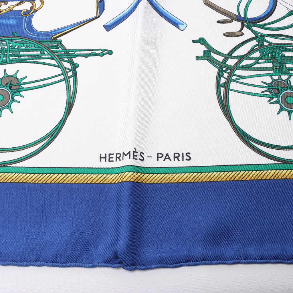 Pañuelo de seda Hermès Carré 90 "LES VOITURES A TRANSFORMATION" en azul