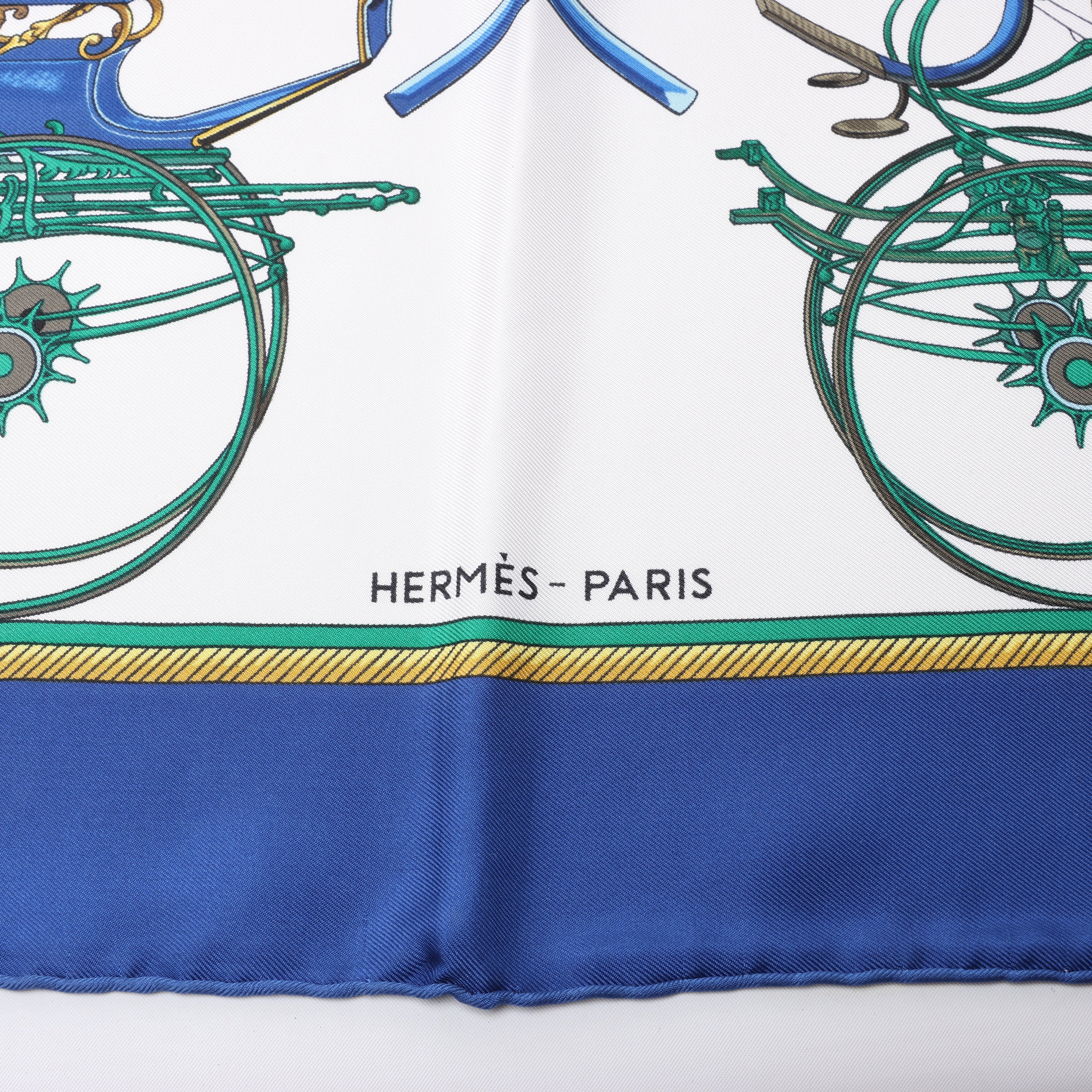 Pañuelo de seda Hermès Carré 90 "LES VOITURES A TRANSFORMATION" en azul