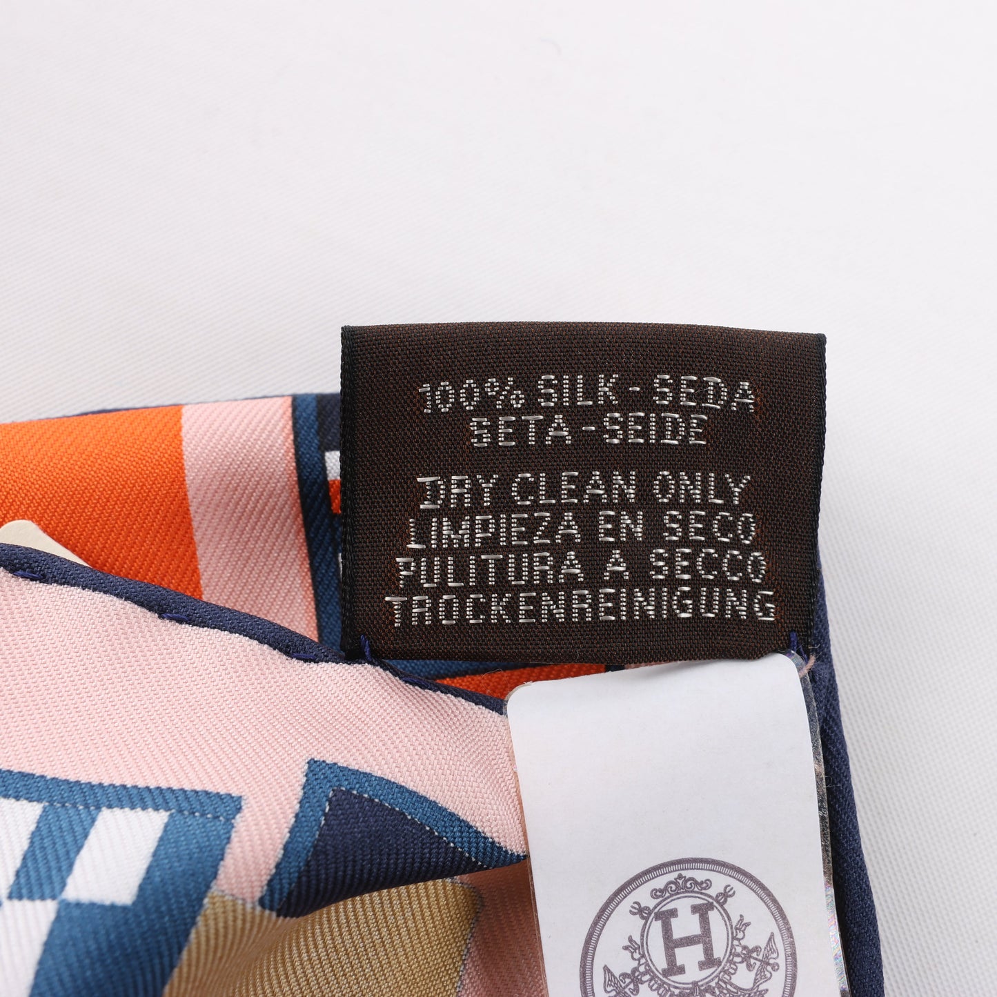 Hermès Carré 90 „LETTRES EQUESTRES“ Schal aus 100 % Seide in Orange