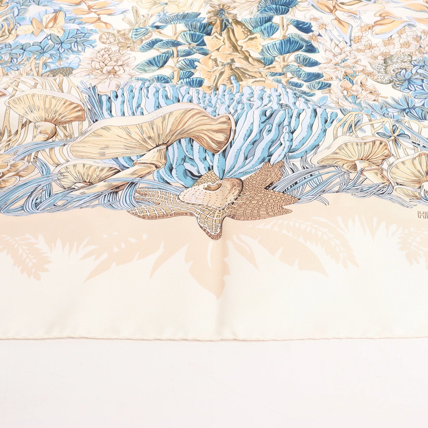 Hermès Carré 90 "LIle Deserte" Silk handkerchief in Beige