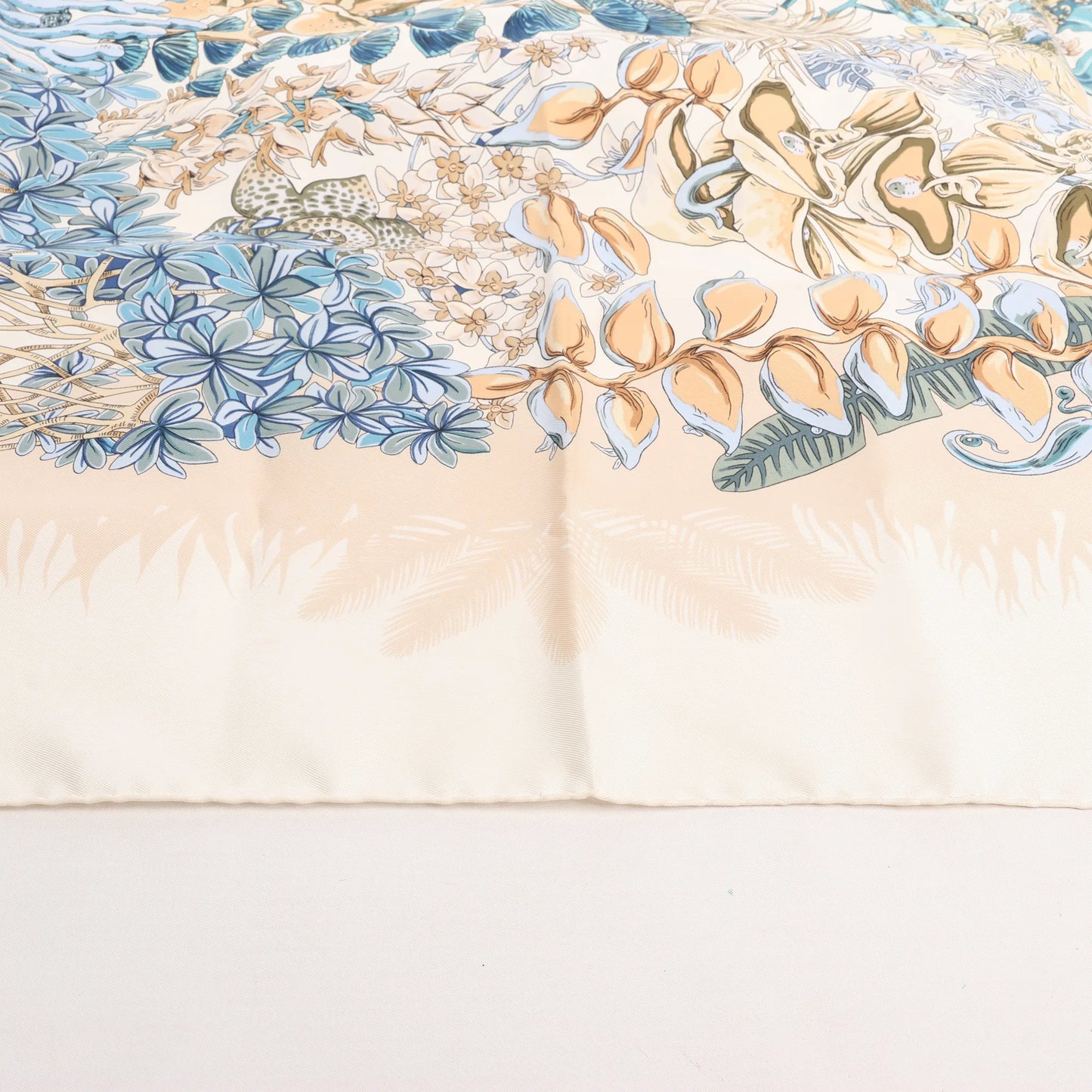 Hermès Carré 90 "LIle Deserte" Silk handkerchief in Beige