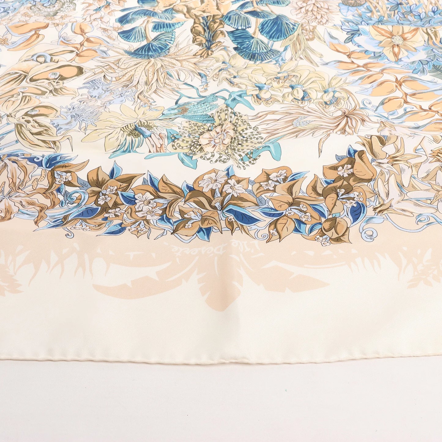 Hermès Carré 90 "LIle Deserte" Silk handkerchief in Beige