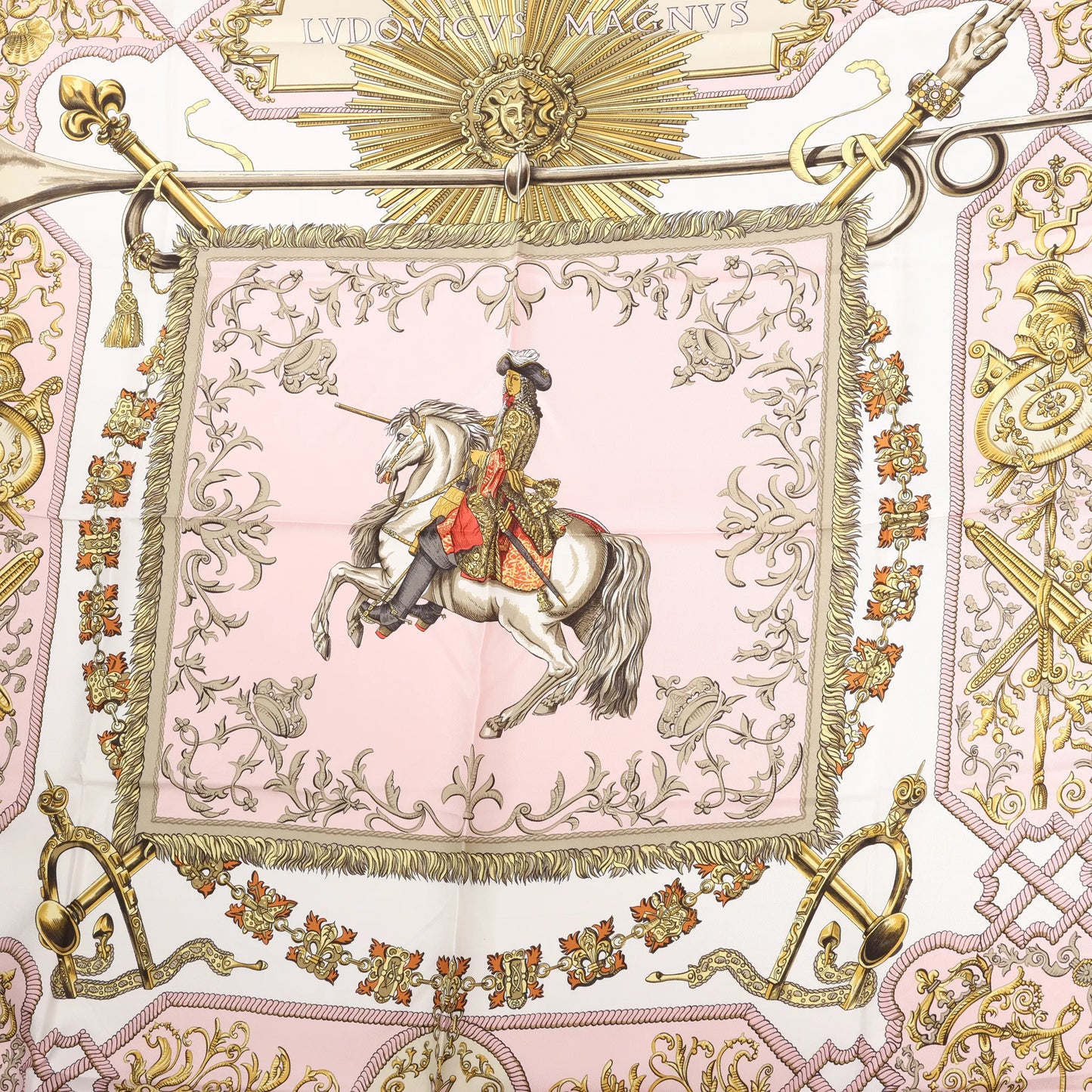 Mouchoir en soie Hermès Carré 90 « LVDOVICVS MAGNVS » rose