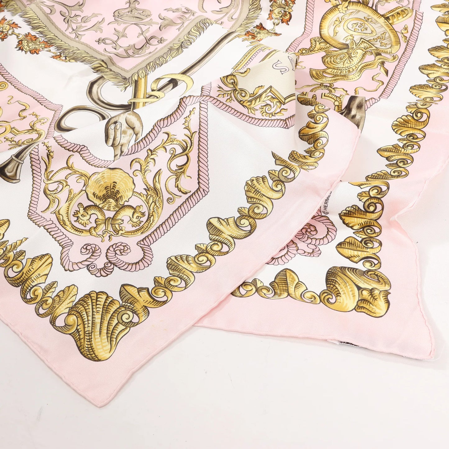 Mouchoir en soie Hermès Carré 90 « LVDOVICVS MAGNVS » rose