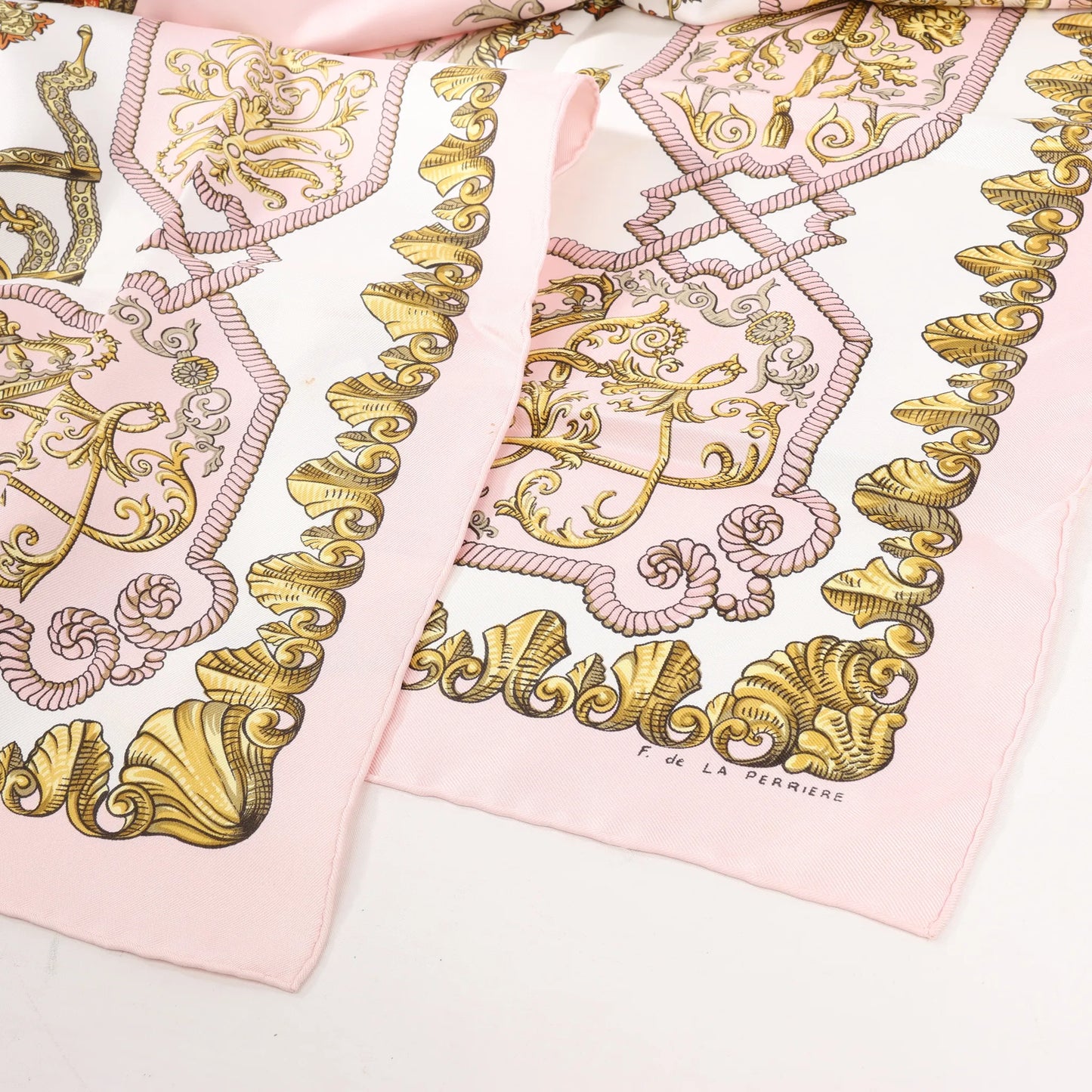 Mouchoir en soie Hermès Carré 90 « LVDOVICVS MAGNVS » rose