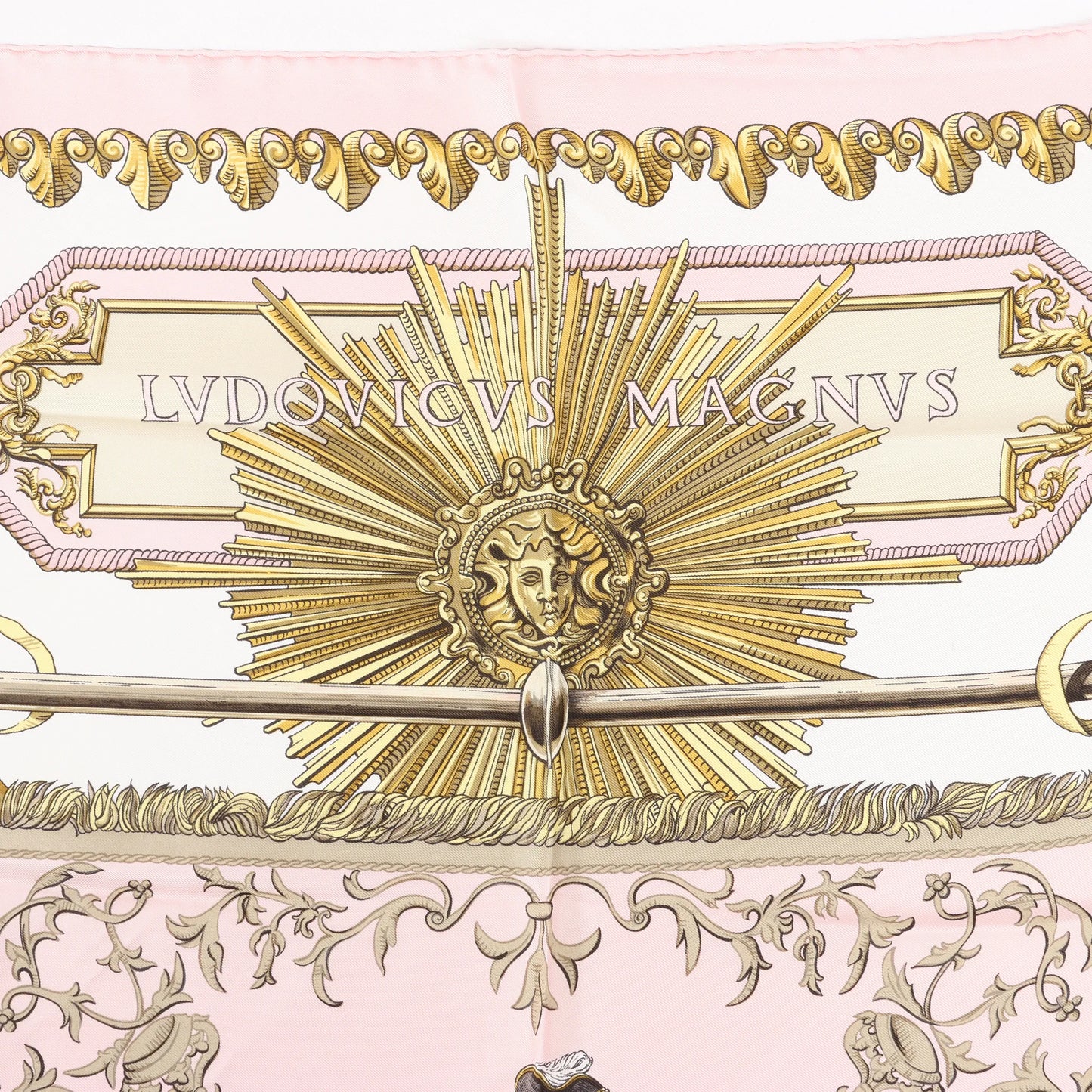 Mouchoir en soie Hermès Carré 90 « LVDOVICVS MAGNVS » rose