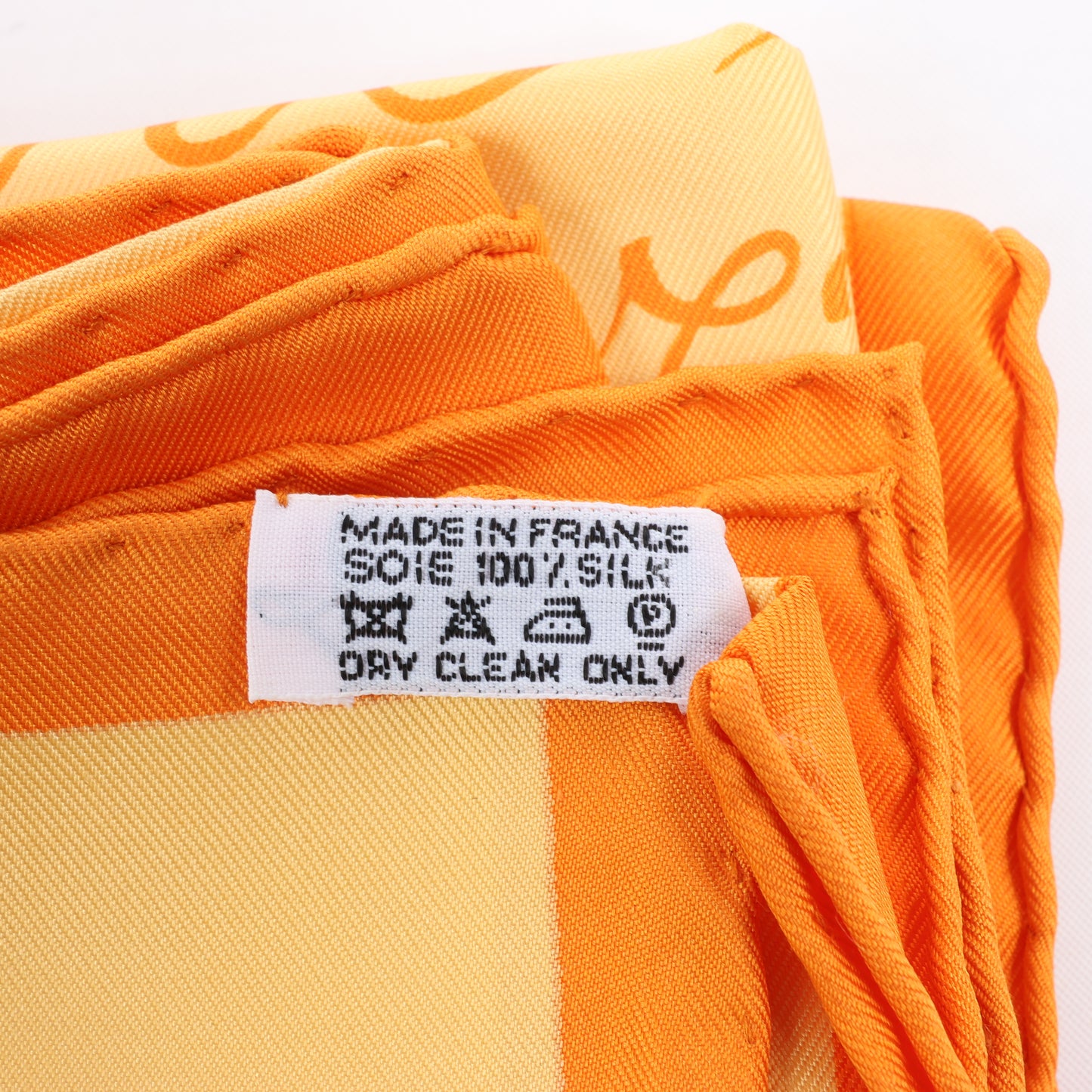 Hermès Carré 90 "L'ART D'ECRIRE" Mouchoir en soie en Jaune
