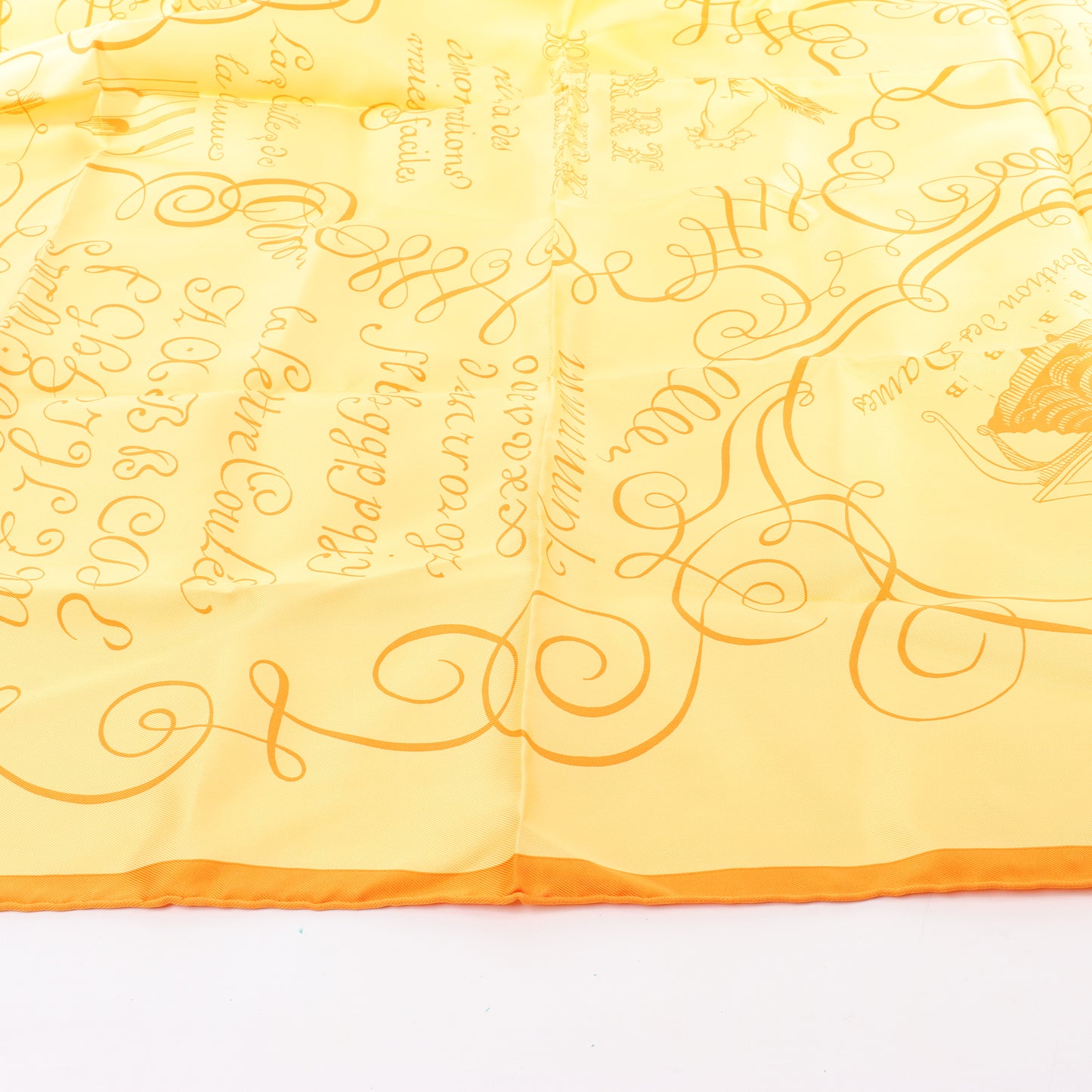 Hermès Carré 90 "L'ART D'ECRIRE" Mouchoir en soie en Jaune