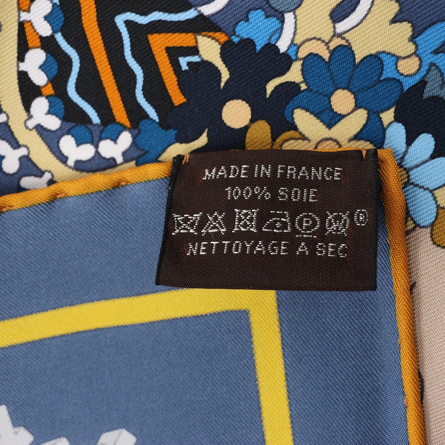 Hermès Carré 90 "Le Sacre des Saisons" Silk handkerchief in Gray