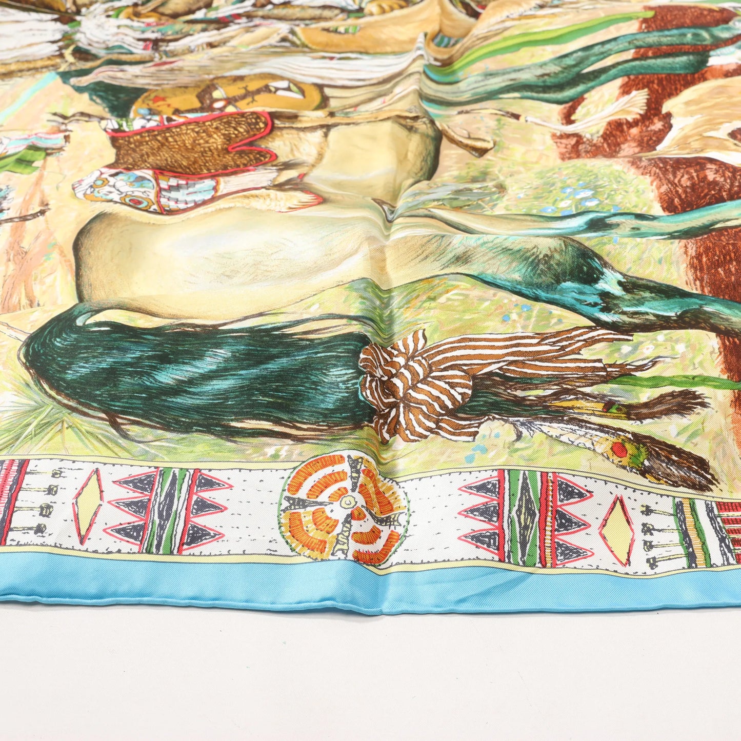 Hermès Carré 90 „Les Cheyennes“ Seidentaschentuch in Beige x Blau