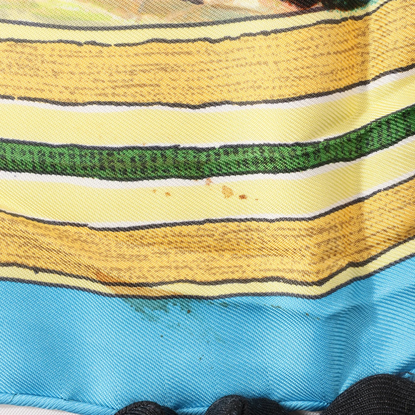 Hermès Carré 90 „Les Cheyennes“ Seidentaschentuch in Beige x Blau