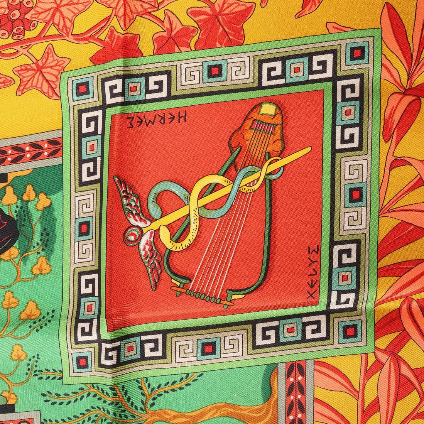 Hermès Carré 90 „MUSIQUE DES DIEUX“ Seidentaschentuch in Orange x Grün