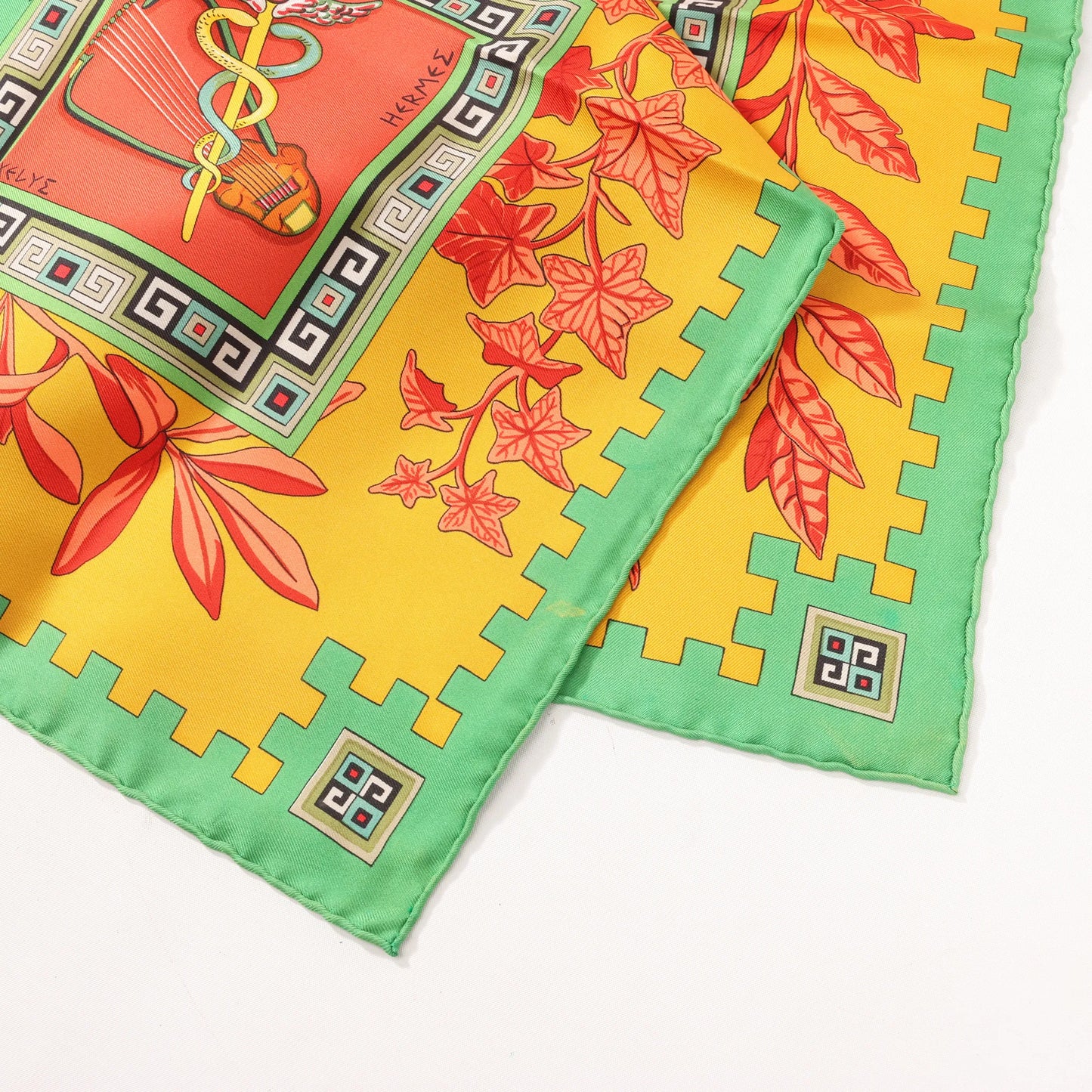 Hermès Carré 90 „MUSIQUE DES DIEUX“ Seidentaschentuch in Orange x Grün