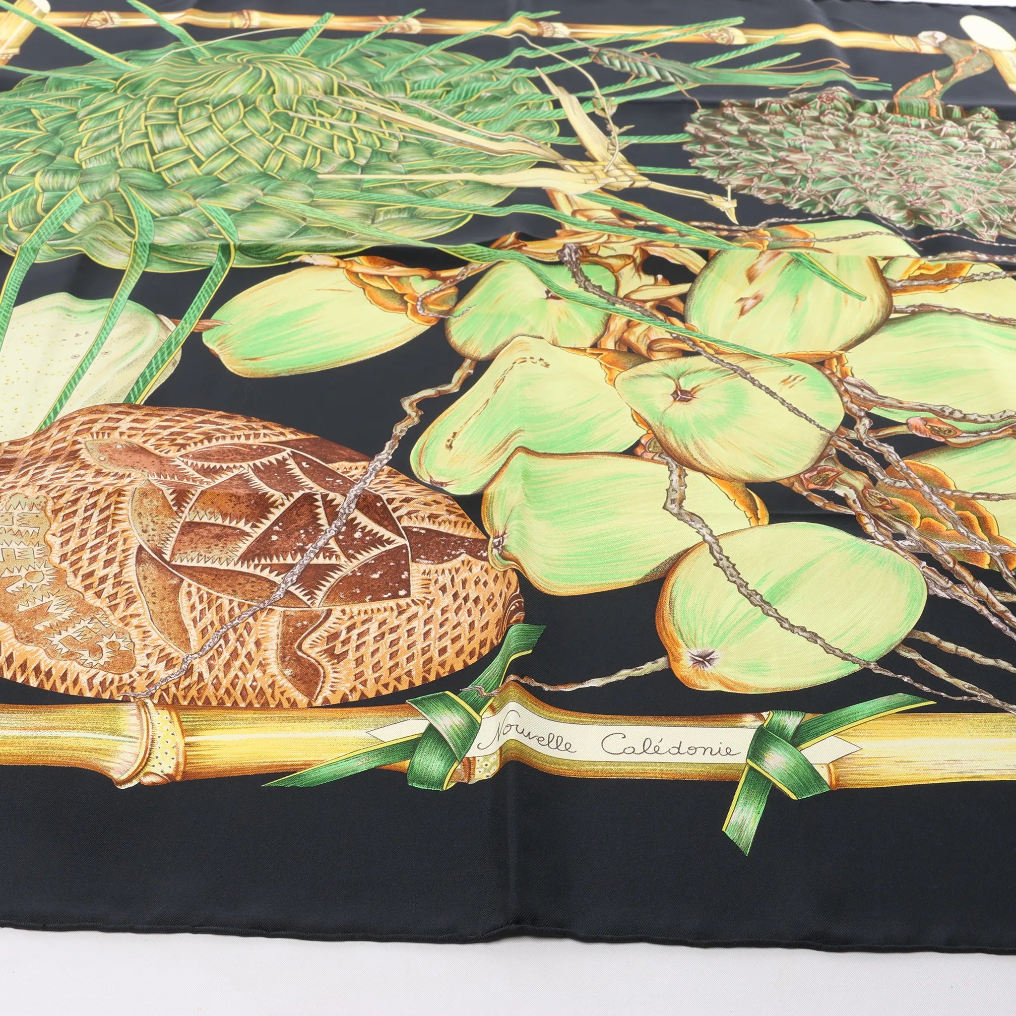 Hermès Carré 90 "Nouvelle Coledonie" Silk handkerchief in Black x Green