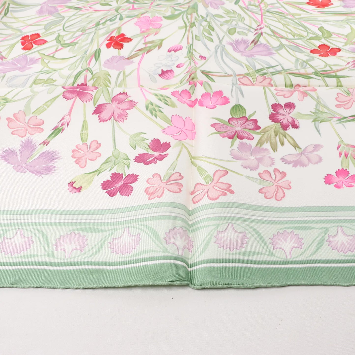 Hermès Carré 90 "OEillets sauvages et autres" Silk handkerchief in Green