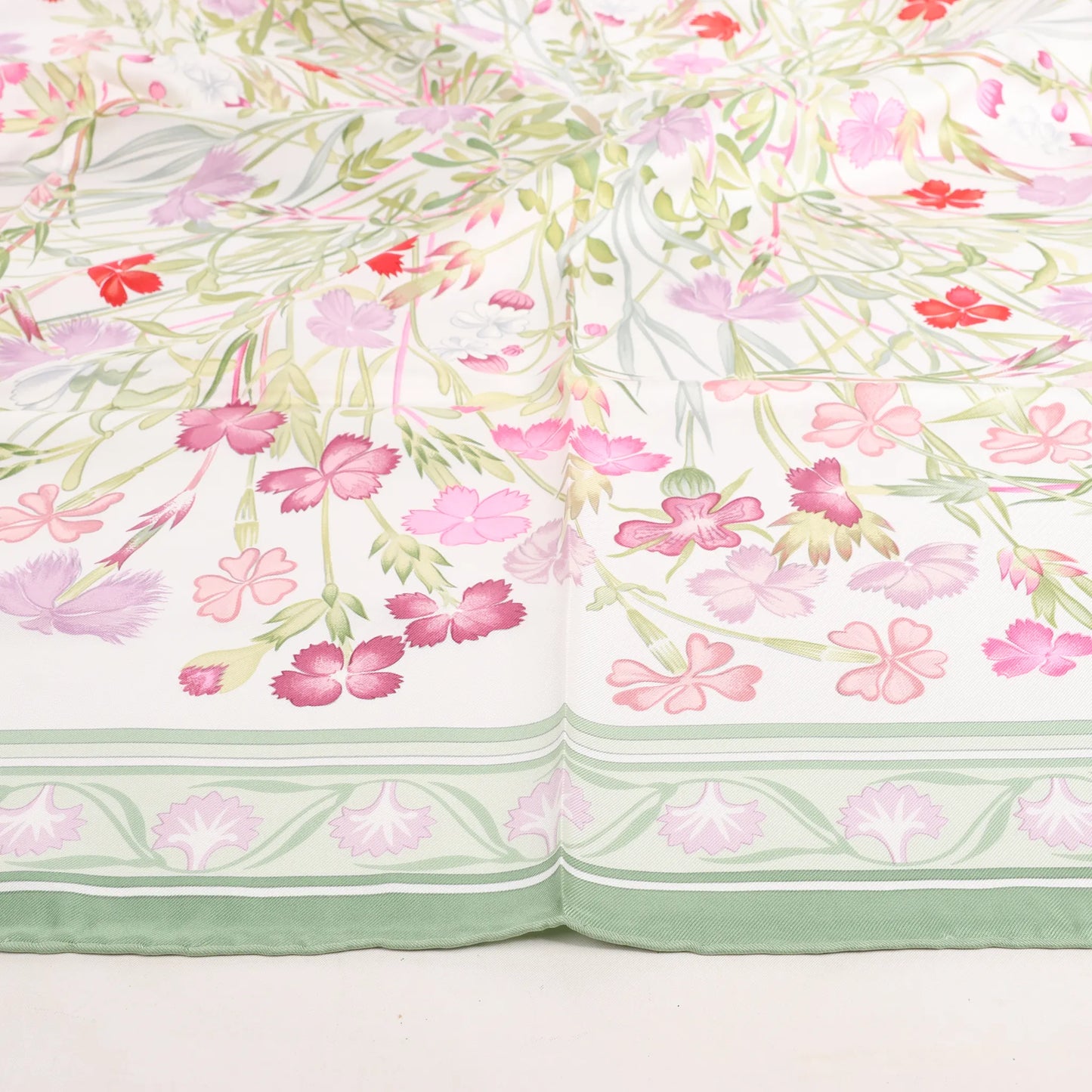 Hermès Carré 90 "OEillets sauvages et autres Caryophyllees" Silk handkerchief in Green