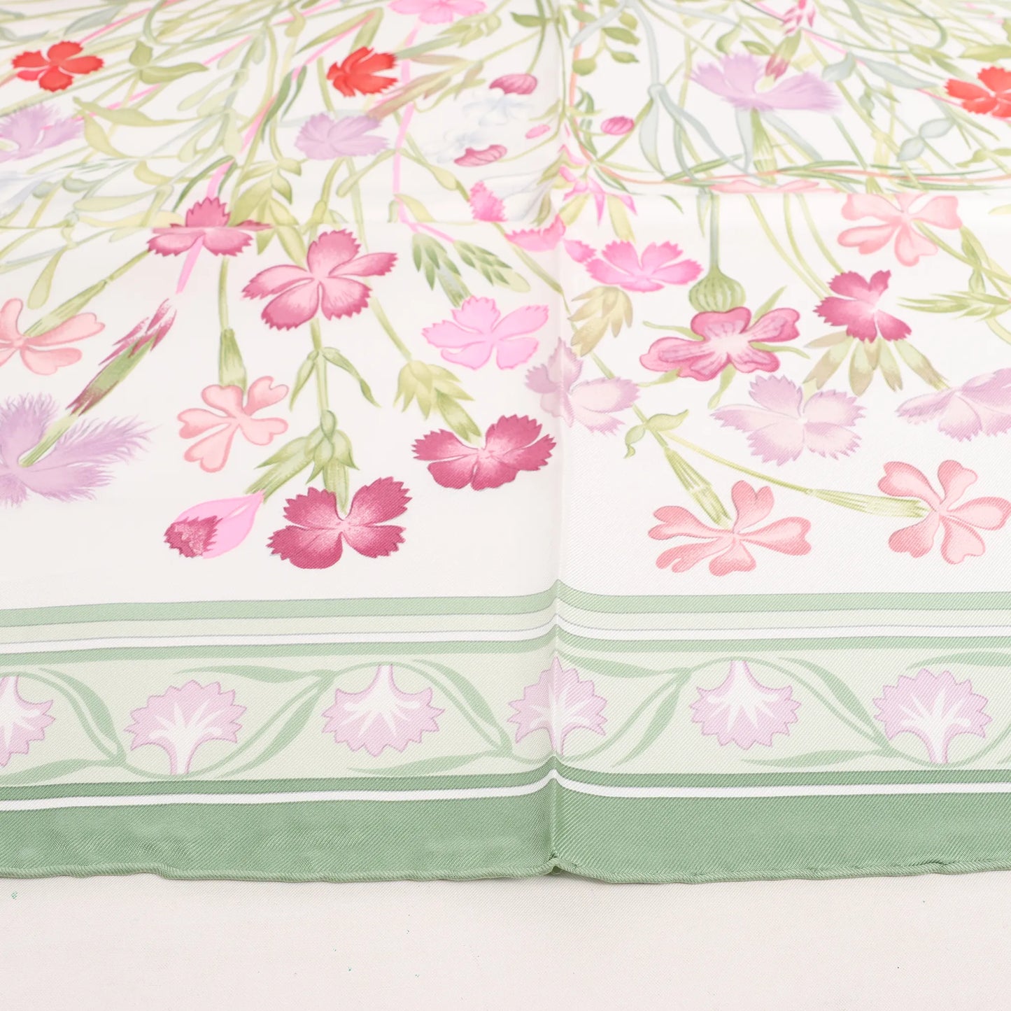 Hermès Carré 90 "OEillets sauvages et autres Caryophyllees" Silk handkerchief in Green