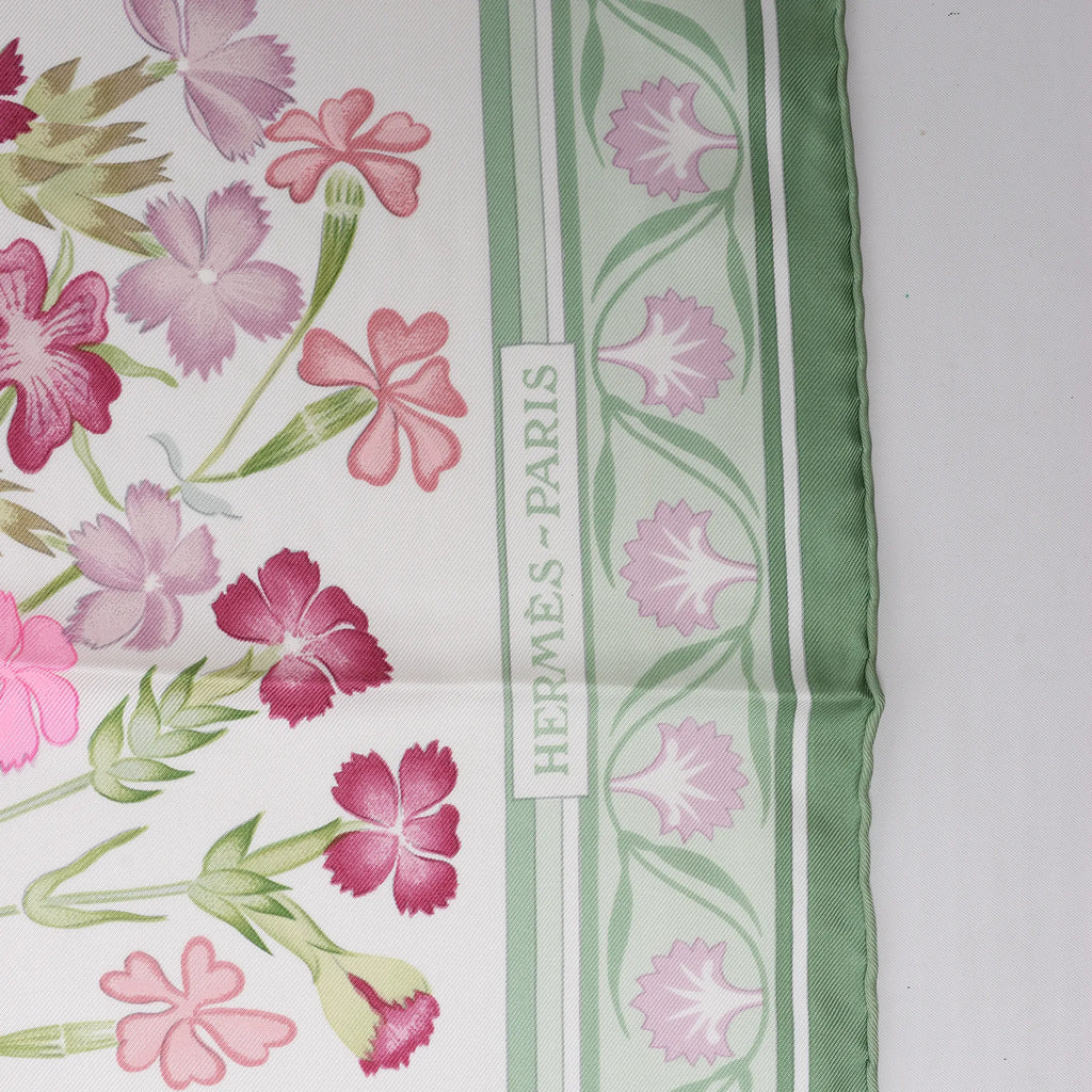 Hermès Carré 90 "OEillets sauvages" Silk handkerchief in Green