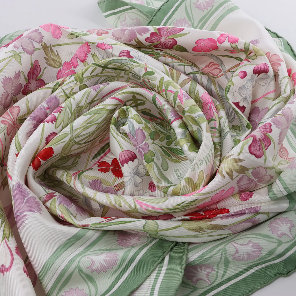 Hermès Carré 90 "OEillets sauvages" Silk handkerchief in Green