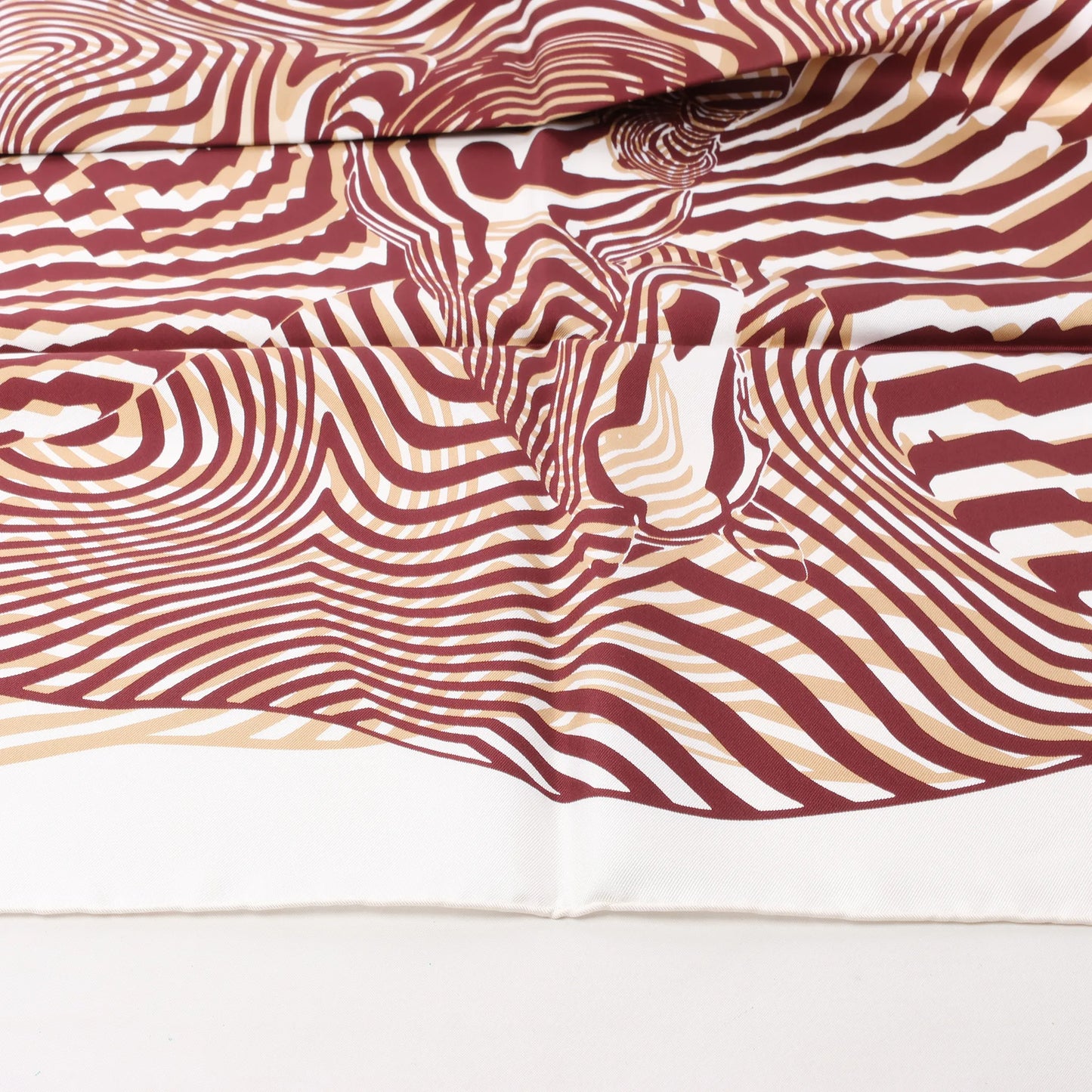 Hermès Carré 90 "ONDE DE CHIC" Silk handkerchief in Burgundy