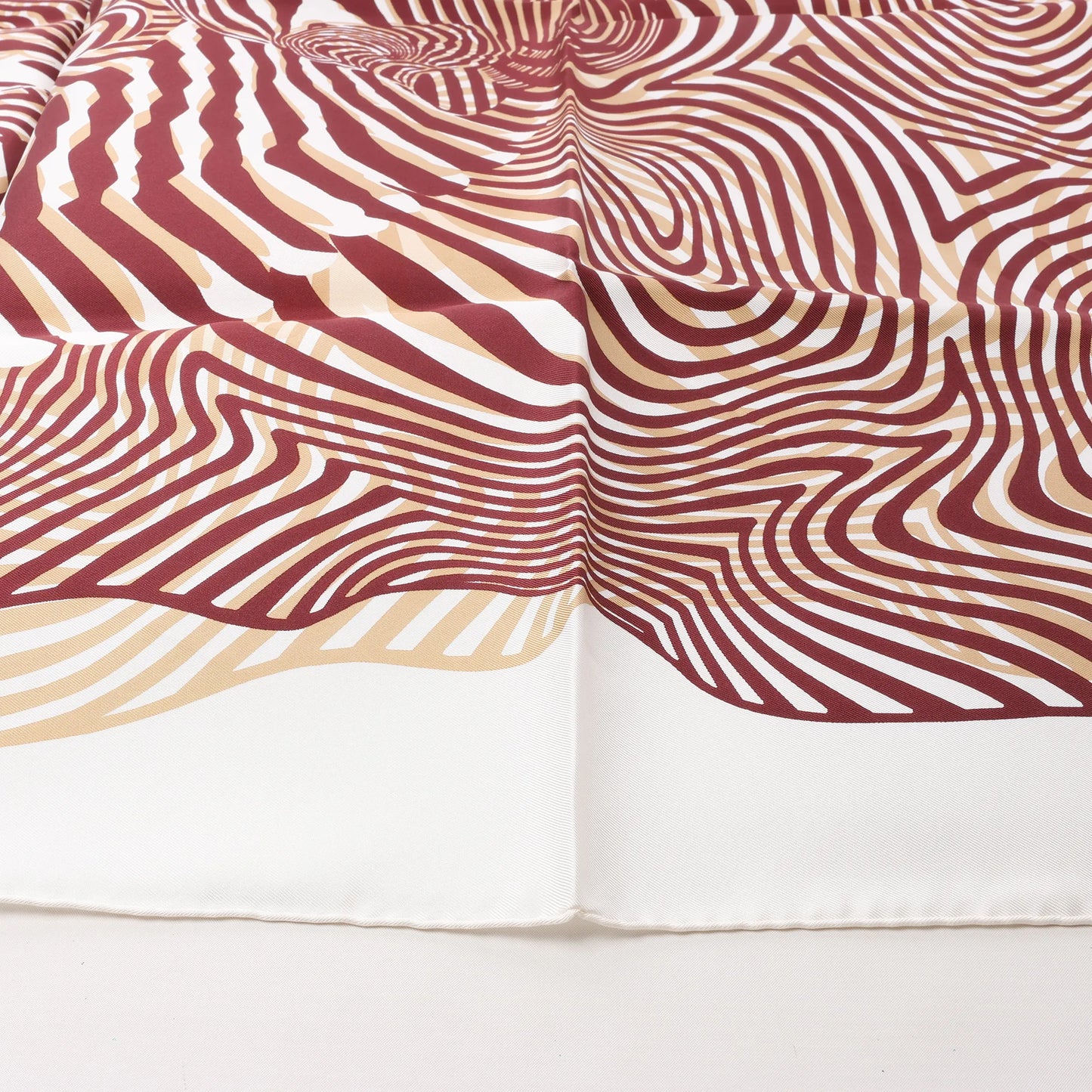 Hermès Carré 90 "ONDE DE CHIC" Silk handkerchief in Burgundy