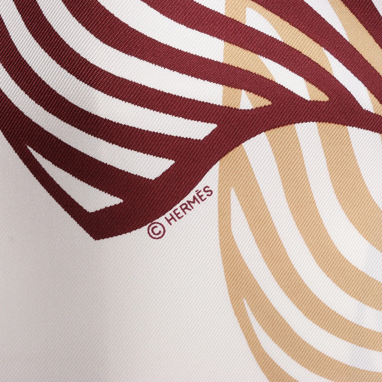 Hermès Carré 90 "ONDE DE CHIC" Silk handkerchief in Burgundy