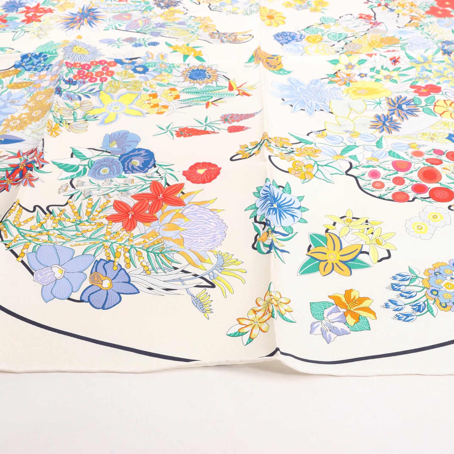 Hermès Carré 90 "PLANIFLEURS" Silk handkerchief in Ecru